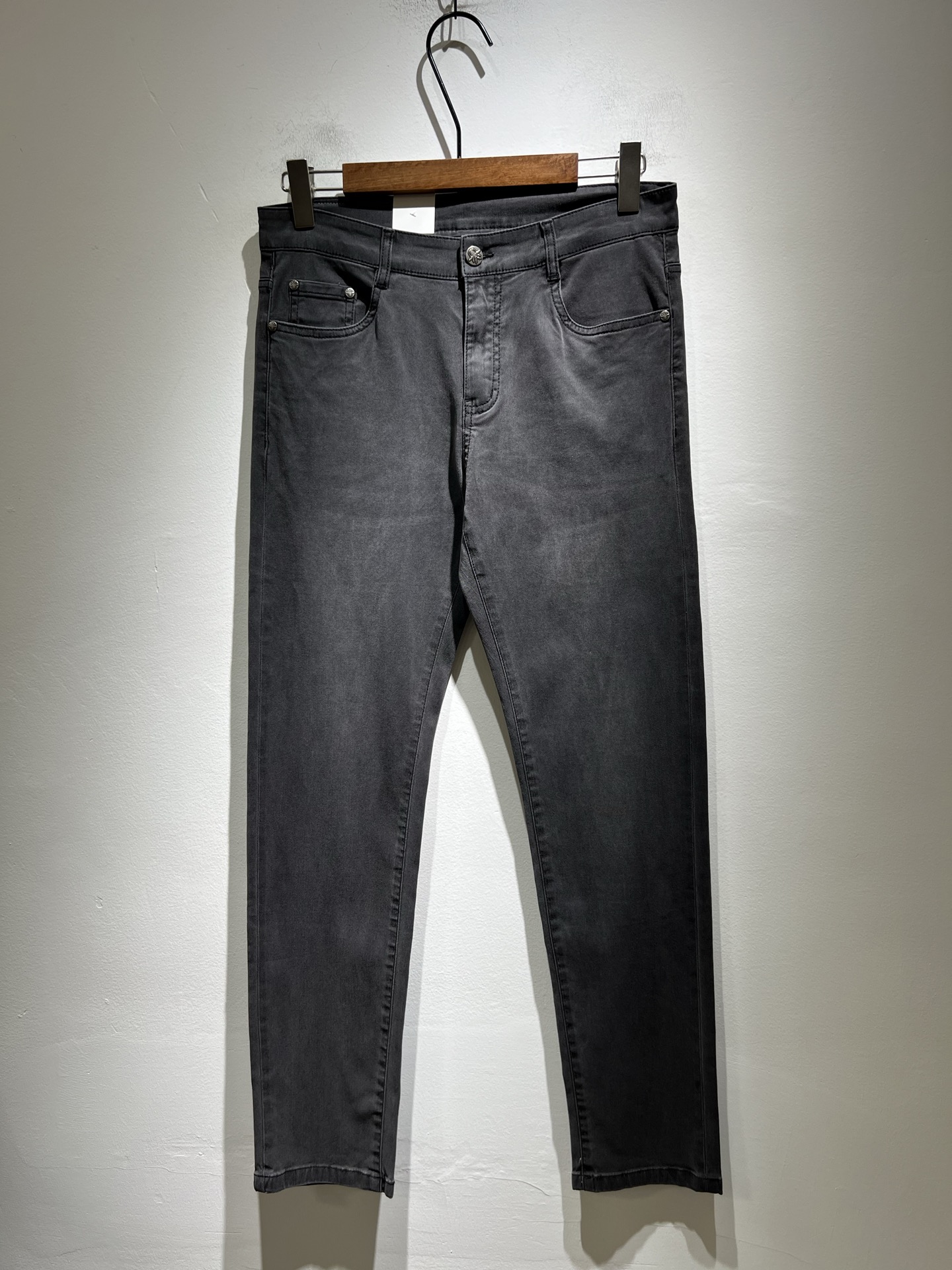 NO:418499,Dio*r Dijia 2025 spring and summer men's washing small straight jeans!  Trading company channel is awesome, excellent quality, versatile versatile pants king in the fashion circle, European and American street photography mid-to-high frequency dressing demonstration, pocket design logo hardware design!  Original leather logo waist brand modification!  And it is a must-have item for luxury brands every season!  Very pure and minimalist design tone!  Adhering to the D family's consistent fashion proposition, it is quite eye-catching, and it demonstrates its ingenious craftsmanship and strongly posits its brand identity!  Customized Italian tannin fabrics are invincible in texture and have a charm, perfect style and tailoring, and excellent slimming effect. They can sweep the wardrobe and match any top set. They are widely compatible and casual, with full upper body shapes and invincible fashionable and versatile!  Size 29 -40,dior,dior,dior,jeans,alexander wang19860909Dio*r 迪家 2025春夏男士水洗小直筒牛仔裤！贸易公司渠道牛货,品相超赞,时尚圈万能的百搭裤王,欧美街拍中高频穿搭示范,口袋设计logo五金设计！原版皮革logo腰牌修饰！且是奢侈品牌每季必出的单品！非常纯粹极简的设计基调！秉承了D家一贯的时尚主张,颇具看点,即彰显了匠心工艺又有力的标榜了品牌身份！客供意大利定制丹宁面料,质感无敌赞,颇具韵味,版型剪裁完美,提臀修身显瘦效果极佳,可横扫衣橱任何的上装搭配,兼容性广泛,休闲兼备,上身型款十足,无敌的时髦百搭神品！尺码29 -40,,dior,dior,dior,jeans,alexander wang,Men's clothing