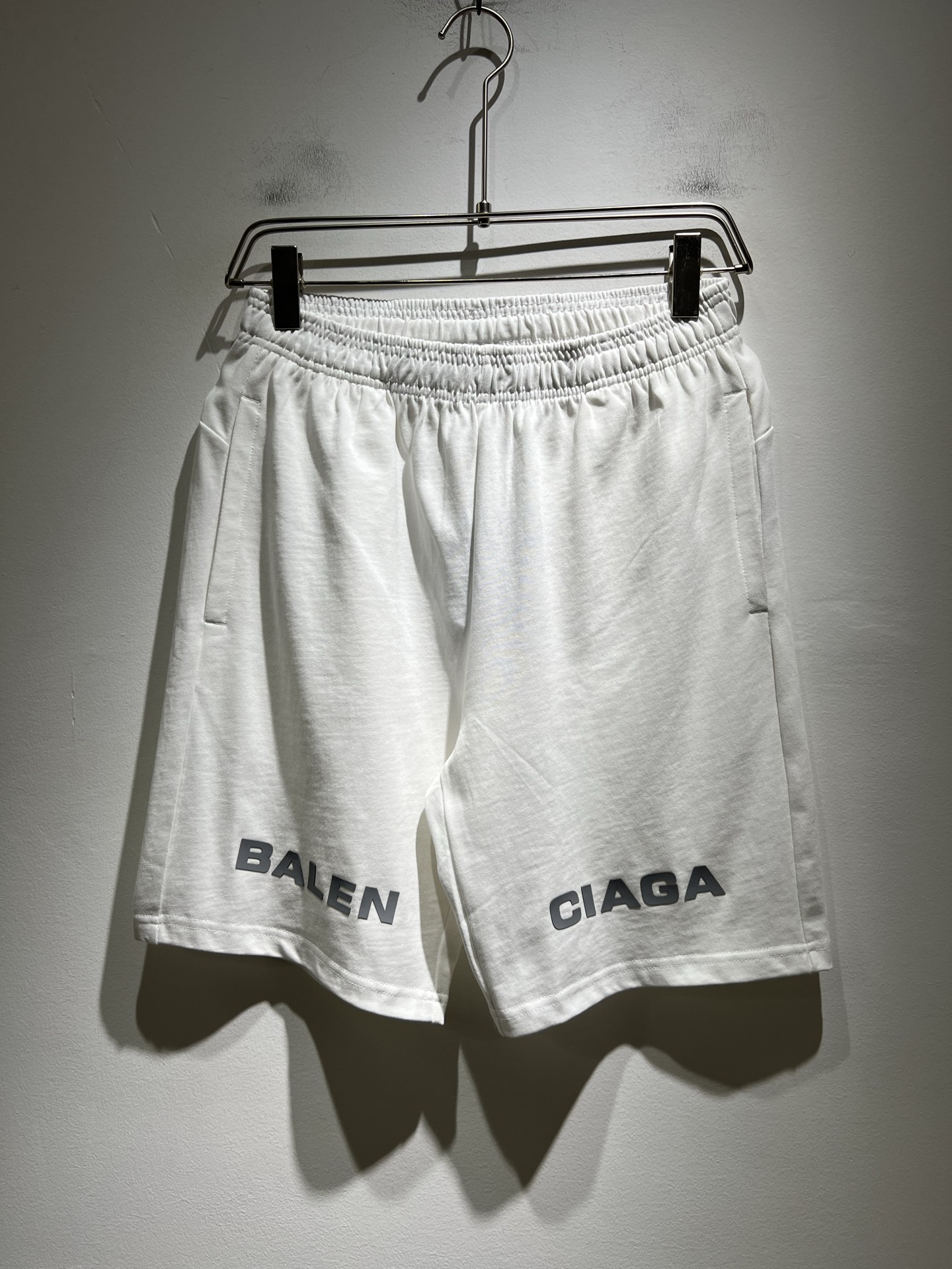 NO:418567,BALENCIA* Paris* Home 2025 Spring and Summer New Men and Women's Same Casual Drawstring Shorts, Men and Women's Same Sports and Casual Shorts Cropped Pants!  Trading companies have sparse channels and are released on the official website at the same time!  Spring and summer series couple shorts are launched. This shorts are selected for imported pure cotton material. They are breathable and skin-friendly and comfortable to wear. The style has a very three-dimensional effect, beautiful colors, eye-catching and fashionable. The trouser leg logo is designed with glue!  The unique patterns will definitely make you stand out in the crowd!  The casual and loose five-point pants cutout + elastic drawstring waist design, the upper body effect is age-reducing and versatile, and it can be easily used for daily casual outfits for both men and women!  Size S-2XL, balenciaga, shorts, alexander wang19860909BALENCIA*巴黎*家2025春夏新款男女同款休闲抽绳短裤,男女同款运动休闲短裤五分裤！贸易公司渠道稀出,同步官网发售！春夏系列情侣短裤上线,此款短裤甄选客供进口纯棉材质,贴身穿着透气亲肤舒适,版型非常具有立体效果色彩靓丽、吸睛时髦度爆棚,裤腿logo压胶设计！与众不同的图案绝对可以让你在人群中出彩万分！休闲宽松的五分裤版型裁剪+松紧抽绳裤腰设计,上身效果减龄又百搭,轻松Get起日常休闲穿搭,男女皆可轻松驾驭！尺码S-2XL,,balenciaga,shorts,alexander wang,Men's clothing