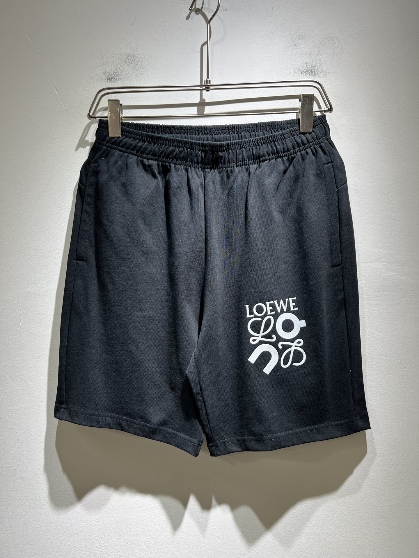 NO:418501,LOE*WE Luo*We 2025 spring and summer new men and women's same casual shorts, original Italian order channel, very personalized and high-end style, logo printing craft design!  Created with loose and wide style, couples' pure cotton casual shorts!  !  Customized original gram cotton fabric!  The latest fashion trends and popular products are here, and it is another simple and high-end fashion item. It is a fashion product with very high-end outfit charm. It is a must-have item for fashion trends!  Original Italian manufacturer channels, special-level orders, and released at the same time as Hong Kong, Macao and Taiwan buyers. This model is also the latest popular product of Luo Yiweijia this year and the most classic product. Its specifications and grades are beyond doubt!  !  Simple and high-end style items, it goes without saying that this style naturally has a fresh and natural feeling, demonstrating the charm and high-end feeling of the brand. The texture of this style is very in place, and the heavy and brilliant skin-friendly level that can be seen with your hands is even better, and it is a complete enjoyment of wearing!  !  Size: S-2XL, loewe, loewe, shorts, alexander wang19860909LOE*WE罗*威 2025春夏新款男女同款休闲短裤,意大利原厂订单渠道,极具个性高级风,标志logo印花工艺设计！宽松阔版型打造,情侣款纯棉休闲短裤！！定制原版克纯棉面料！最新时尚潮流人气产物驾到,又是一款简约高级的时尚单品,穿搭魅力十分高级不俗的时尚产物 ,时尚潮流必备单品！意大利原厂渠道,特供级别订单,同步港澳台买手店发布,此款也是罗意威家今年的最新人气产物,也是最经典的产物,其规格跟档次更是毋庸置疑！！ 简约高级的款式单品,言而喻此款自然具备那种清新自然的感觉,彰显品牌魅力与高级感,此款的质感十分的到位,用手可以感知的重磅跟出彩亲肤程度更是上佳,十足的穿着享受！！尺码:S-2XL,,loewe,loewe,shorts,alexander wang,Men's clothing