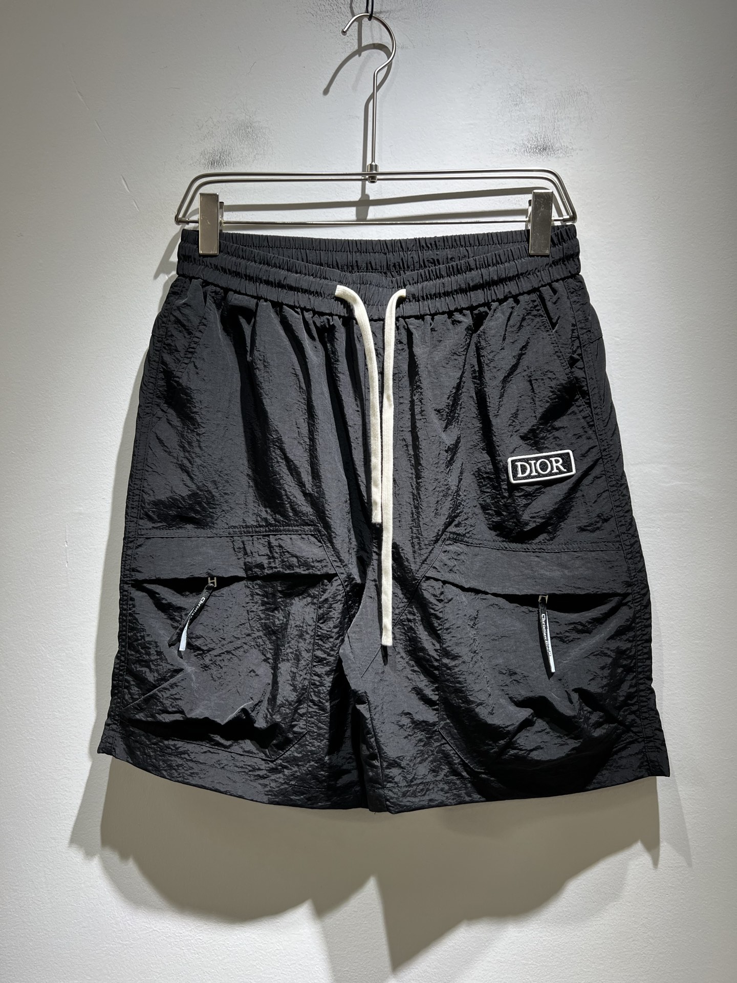 NO:418576,Dio*Di*Ao 2025 spring and summer new styles for men and women, casual workwear sports shorts for men and women, the same style for men and women!  Pants legs logo badge design!  Fashionable sports and casual shorts!  The fabric is made of imported polyester cotton!  Made of exclusive polyester fiber fabric, the fabric feels solid, warm, soft and soft, and it is very skin-friendly and comfortable to wear. It is the first choice for shorts in summer!  Manman brand logo products!  Integrate the avant-garde street atmosphere into this item, exuding a sense of vitality and youthful fashion!  Casual short pants cut out, easy to control for both men and women!  Recommended treasures that are hard to come by, don’t miss them if you like them!  Size M-2XL, dior, shorts, alexander wang19860909Dio*迪*奥 2025春夏新款男女同款休闲工装运动短裤,男女同款！裤腿logo徽章设计！时尚运动休闲短裤！面料采用进口聚酯棉材质！专属聚酯纤维面料制作而成,面料手感瓷实温厚软糯,贴身穿着非常的亲肤舒适,夏天里的短裤首选！满满品牌标志产品！将前卫的街头气息融入进这款单品之中,散发着满满的活力与青春时尚感！休闲的短款裤装版型裁剪,无论男女皆可轻松驾驭！可遇不可求的宝藏好物推荐,喜欢的千万不要错过！尺码M-2XL,,dior,shorts,alexander wang,Men's clothing