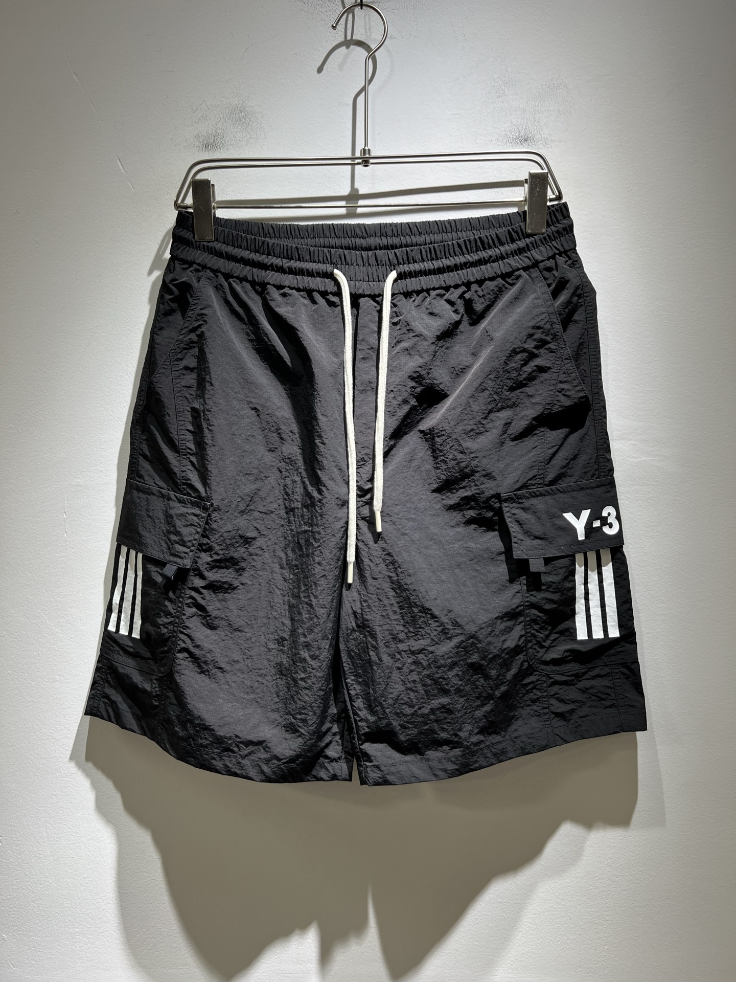 NO:418559,Y-3 2025 spring and summer new styles for men and women, casual workwear sports shorts for men and women, the same style for men and women!  Pants leg logo glue press design!  Fashionable sports and casual shorts!  The fabric is made of imported polyester cotton!  Made of exclusive polyester fiber fabric, the fabric feels solid, warm, soft and soft, and it is very skin-friendly and comfortable to wear. It is the first choice for shorts in summer!  Manman brand logo products!  Integrate the avant-garde street atmosphere into this item, exuding a sense of vitality and youthful fashion!  Casual short pants cut out, easy to control for both men and women!  Recommended treasures that are hard to come by, don’t miss them if you like them!  Size M-2XL, shorts, alexander wang19860909Y-3 2025春夏新款男女同款休闲工装运动短裤,男女同款！裤腿logo压胶设计！时尚运动休闲短裤！面料采用进口聚酯棉材质！专属聚酯纤维面料制作而成,面料手感瓷实温厚软糯,贴身穿着非常的亲肤舒适,夏天里的短裤首选！满满品牌标志产品！将前卫的街头气息融入进这款单品之中,散发着满满的活力与青春时尚感！休闲的短款裤装版型裁剪,无论男女皆可轻松驾驭！可遇不可求的宝藏好物推荐,喜欢的千万不要错过！尺码M-2XL,,shorts,alexander wang,Men's clothing