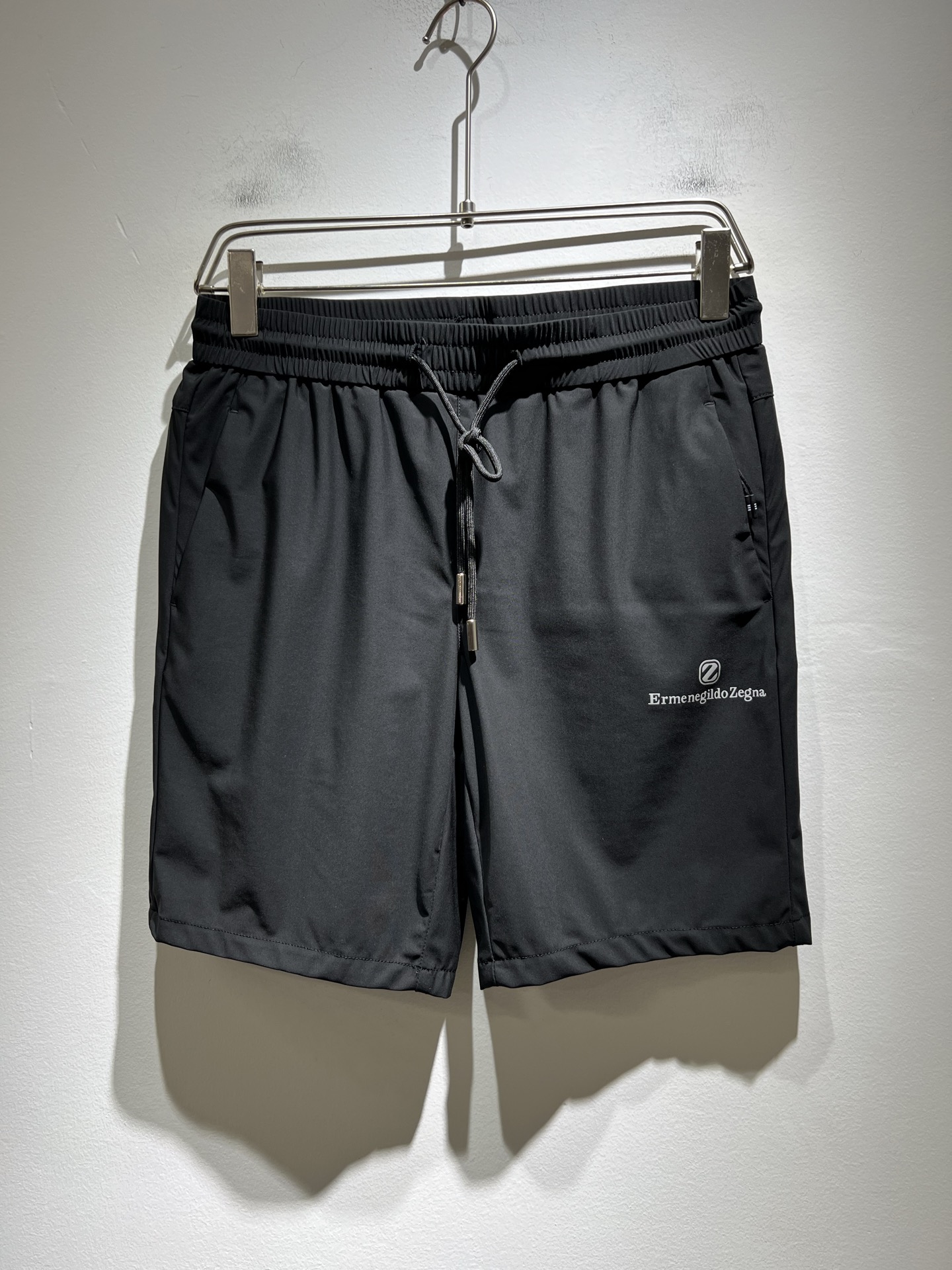 NO:418511,Ermenegildo Zeg*aJia 2025 spring and summer new products for men's casual shorts, foreign trade company orders!  Customer-supplied polyester fiber material is one of the classic exclusive fabrics of Zenia!  The texture is light, soft and delicate, but the shape is straight and stylish!  It adopts multi-layer structure and has waterproof performance. The details are extremely luxurious... Pants leg printed logo pattern design!  Decorate!  Perfect interpretation of high-quality quality. Size M-3XL, zegna, shorts, alexander wang19860909Ermenegildo Zeg*a杰*亚 2025春夏新品男士休闲的短裤,外贸公司订单！客供聚酯纤维材质,是杰尼亚经典的专有织物之一！ 质地轻盈、触感又柔软细腻、但型态又笔挺有型！ 采用多层结构、具备防水性能. 细节奢华极致… 裤腿印花logo图案设计！修饰！完美演绎高品质品相.尺码M-3XL,,zegna,shorts,alexander wang,Men's clothing