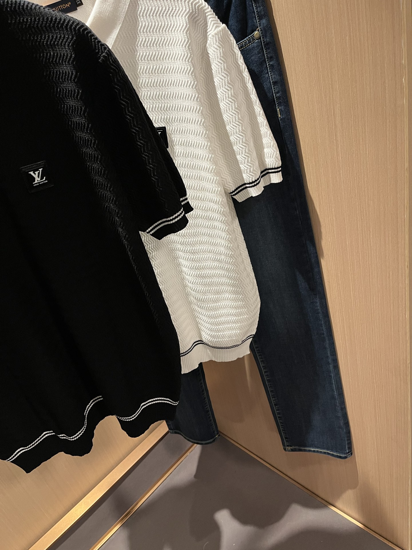 Louis Vuitton 2025 Spring/Summer Knit Polo Shirt with Logo Detail 8 i1749055275035 5765 0 6