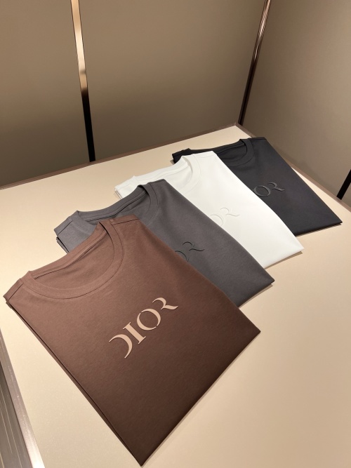 Dior T-shirt Unisex SS25 - Premium Katoen, Logo Reliëf - M t/m 4XL 1 Dior T-shirt Unisex SS25 - Premium Katoen, Logo Reliëf - M t/m 4XL
