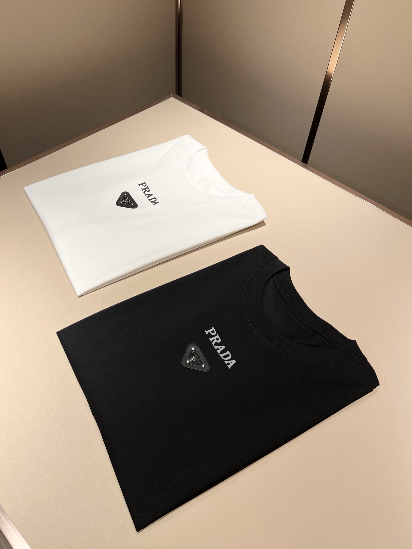 Prada 2025 Spring/Summer Short Sleeve T-Shirt with Logo Patch 2 i1749230190017 8674 0 0