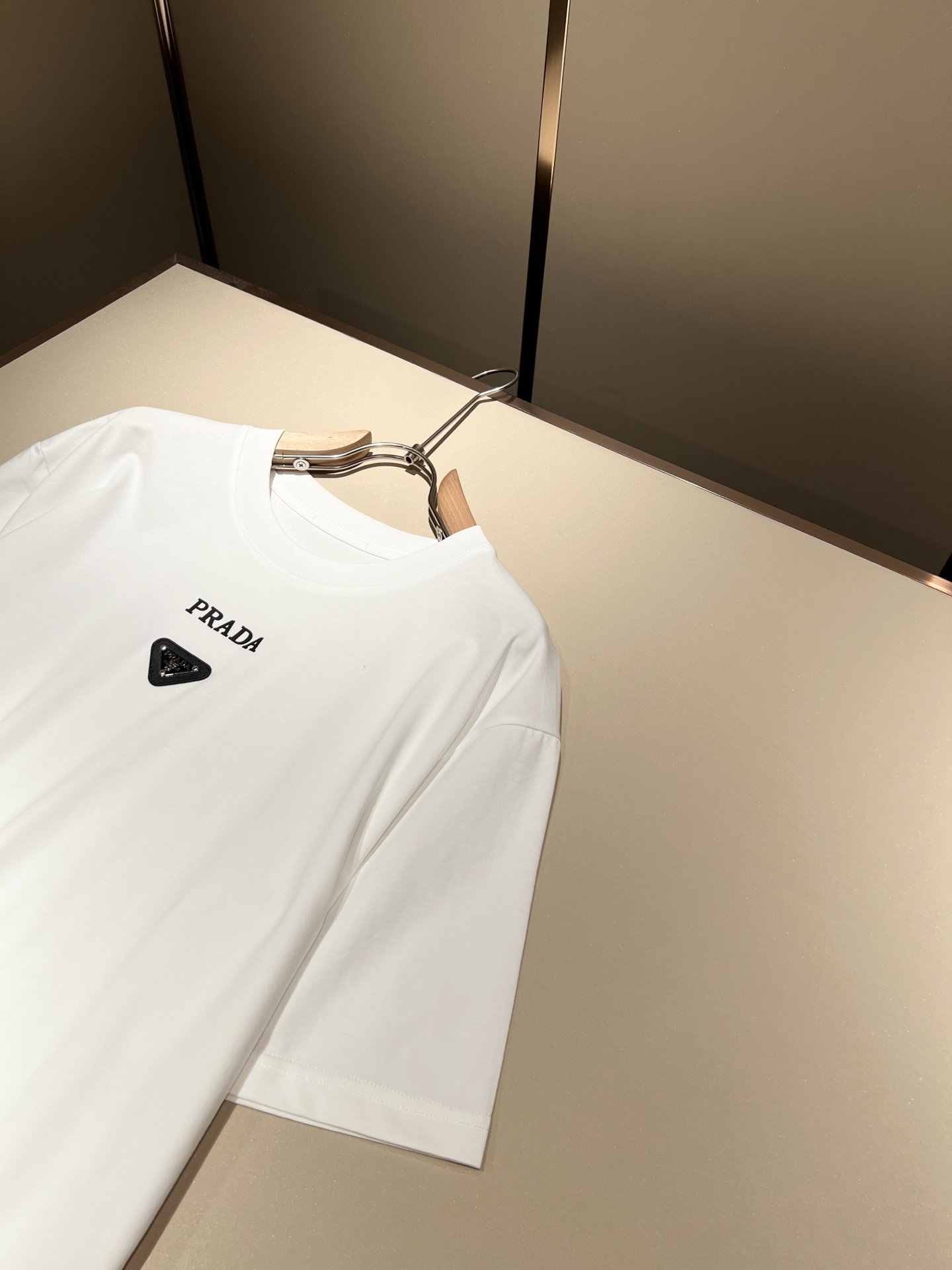 Prada 2025 Spring/Summer Short Sleeve T-Shirt with Logo Patch 7 i1749230190090 6198 0 5