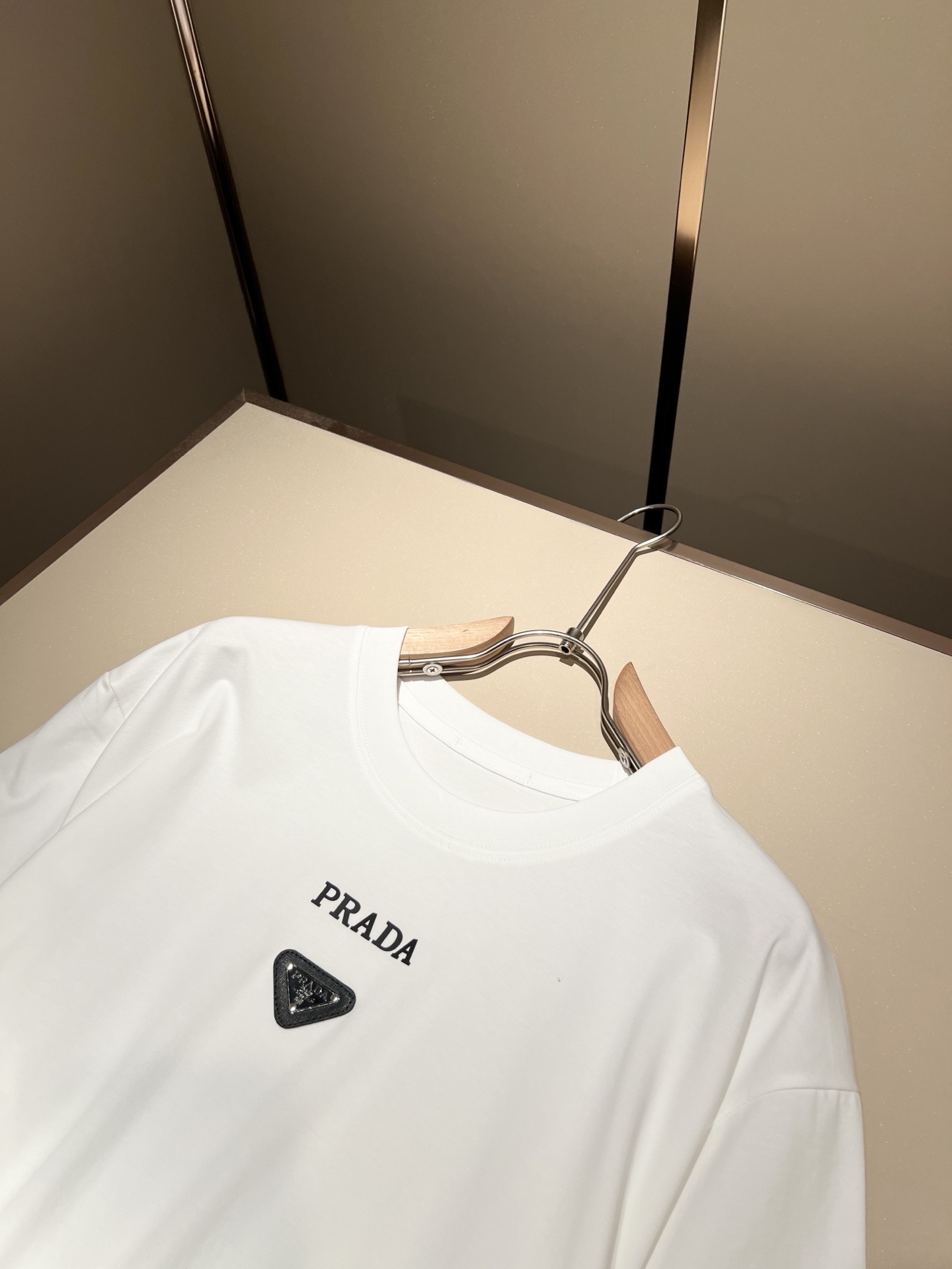 Prada 2025 Spring/Summer Short Sleeve T-Shirt with Logo Patch 8 i1749230190203 8423 0 6