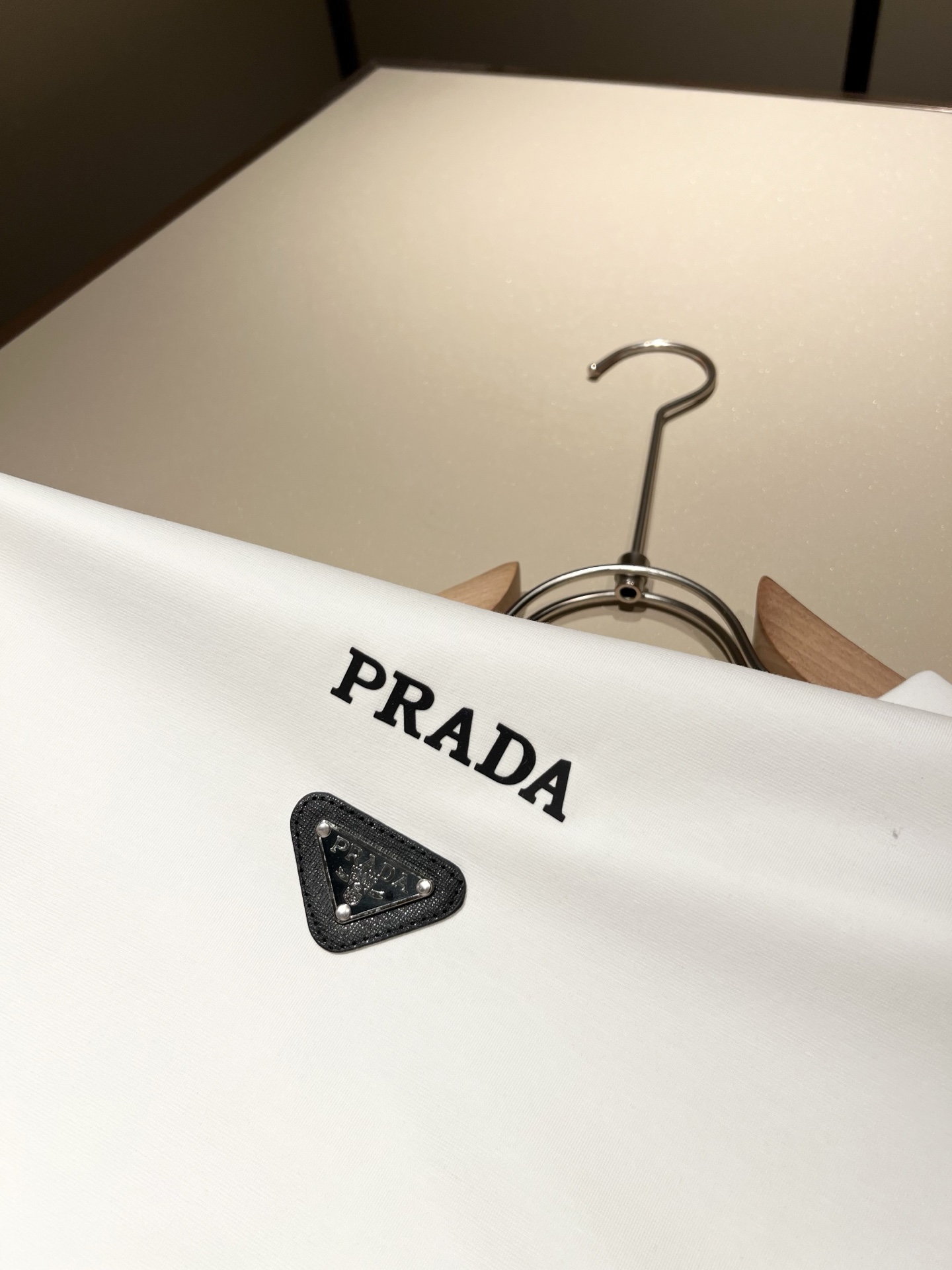 Prada 2025 Spring/Summer Short Sleeve T-Shirt with Logo Patch 9 i1749230192509 2436 0 8