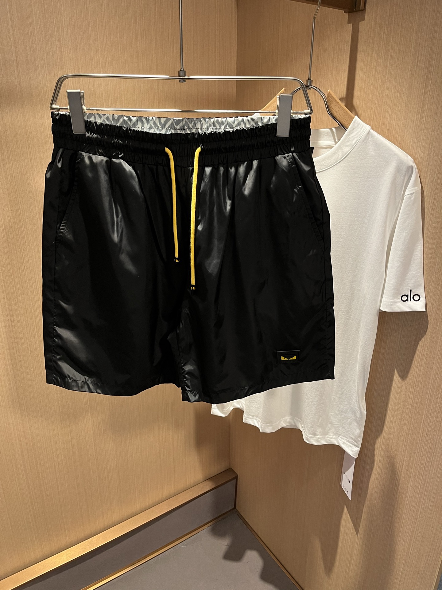 NO:459048,FEN*DI FEN*Die Double-sided wear!  2025 spring and summer new classic casual versatile drawstring shorts, trading company channel orders, FD early spring versatile casual shorts, trendy design among big brands, original exclusive pure cotton material for customer supply!  It has a wide feeling and will not soften and have a texture!  The wiring is neat and delicate, custom drawstrings at the waist, and a panoramic FF logo logo printing design!  Showing the brand’s accent, it is the most fashionable to wear any short sleeves at will. It is the first choice for spring and summer wardrobe and one of the must-have brands in fashion trendsetter wardrobe!  Very brand recognition!  And the creation of bright devil eyes is very eye-catching!  The drawstring design is very user-friendly, and the overall versatile and beautiful!  Size M-3XL, fendi, shorts, T-shirt, alexander wang19860909FEN*DI芬*迪 双面穿！2025春夏新款经典休闲百搭抽绳短裤,贸易公司渠道订单,FD早春百搭休闲短裤,大牌中的潮流设计,客供原版专属纯棉材质！自带挺阔感不会软塌有质感！走线工整细腻,腰部定制抽绳,全景FF标志logo印花设计！彰显品牌腔调,随意搭任何短袖都是最时尚的存在,春夏衣橱首选单品,时尚弄潮儿衣柜中必备品牌之一！非常具有品牌辨识度！且亮色恶魔眼的打造,十足吸睛！抽绳的设计非常人性化,整体百搭又好看！尺码M-3XL,,fendi,shorts,T-shirt,alexander wang,Men's clothing