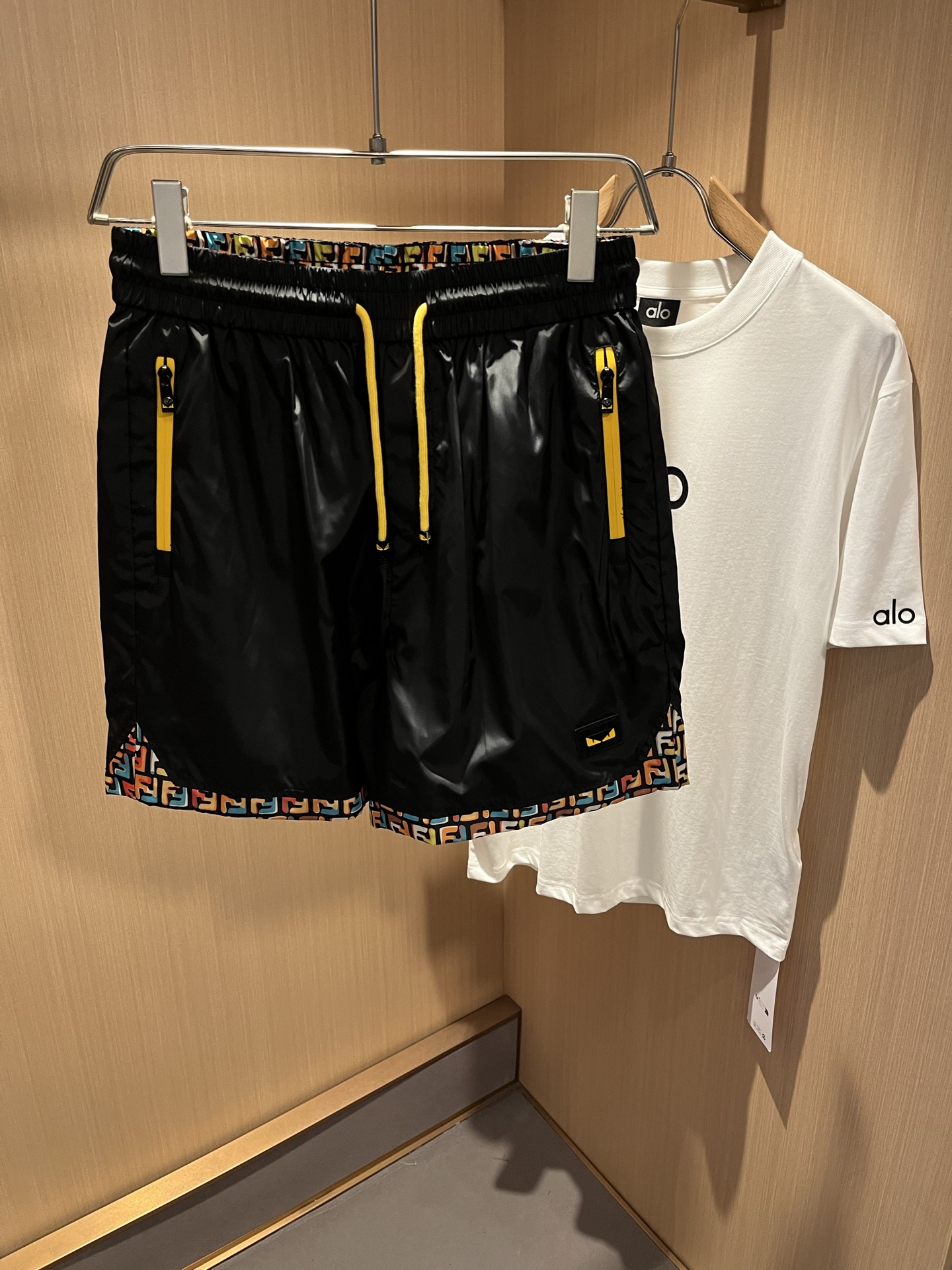 NO:459054,FEN*DI 2025 spring and summer new classic casual versatile drawstring shorts, trading company channel orders, FD early spring versatile casual shorts, trendy design among big brands, original exclusive pure cotton material for customer supply!  It has a wide feeling and will not soften and have a texture!  The wiring is neat and delicate, custom drawstrings at the waist, and FF logo logo printing design!  Showing the brand’s accent, it is the most fashionable to wear any short sleeves at will. It is the first choice for spring and summer wardrobe and one of the must-have brands in fashion trendsetter wardrobe!  Very brand recognition!  And the creation of bright devil eyes is very eye-catching!  The drawstring design is very user-friendly, and the overall versatile and beautiful!  Size M-3XL, fendi, shorts, T-shirt, alexander wang19860909FEN*DI芬*迪 2025春夏新款经典休闲百搭抽绳短裤,贸易公司渠道订单,FD早春百搭休闲短裤,大牌中的潮流设计,客供原版专属纯棉材质！自带挺阔感不会软塌有质感！走线工整细腻,腰部定制抽绳,FF标志logo印花设计！彰显品牌腔调,随意搭任何短袖都是最时尚的存在,春夏衣橱首选单品,时尚弄潮儿衣柜中必备品牌之一！非常具有品牌辨识度！且亮色恶魔眼的打造,十足吸睛！抽绳的设计非常人性化,整体百搭又好看！尺码M-3XL,,fendi,shorts,T-shirt,alexander wang,Men's clothing