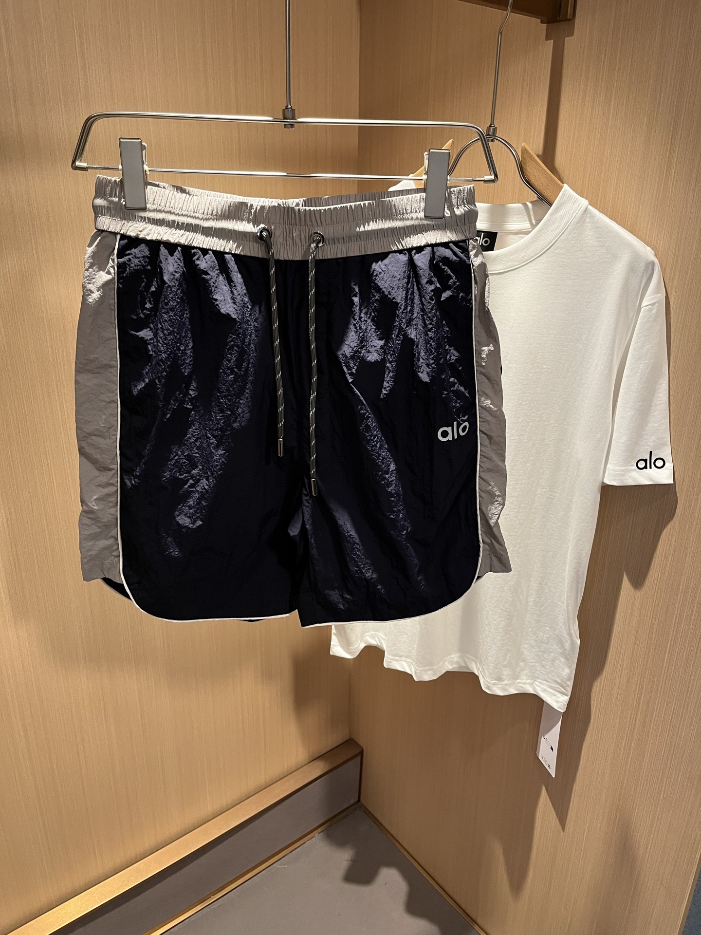 NO:459051,Alo 2025 spring and summer new men's casual shorts, a high-end quality choice... A versatile trousers that combine casual pants are also an indispensable matching tool in men's wardrobe. It is a classic style with practical wear!  The design style of the whole casual pants is simple and fashionable, which is very consistent with the low-luxury style setting, has excellent skin-friendly value, is easy to wear, and is full of detail!  Classic logo logo print pattern design!  This trousers are made of high-quality polyester fiber fabric. The fabric is comfortable, soft and delicate, and has a good vertical feeling. It looks very textured and has a high-end charm. The first-class and exquisite style cutting, the line is delicate, smooth and neat, and the casual and casual pants look good no matter how you match it. If you like it, buy it now. Good products are not waiting for anyone!  Size M-3XL, shorts, alexander wang19860909Alo 2025春夏新款男士休闲短裤,高端品质之选……一款休闲裤兼备的百搭裤装,也是男士衣橱里不可缺少的搭配神器,属于实穿型的经典款式！整条休闲裤的设计风格简洁时尚,非常符合低奢的风格设定,亲肤值优越,穿着方便,细节感十足！经典标识logo印花图案设计！此款裤装采用优质聚酯纤维面料打造而成,面料舒服,手感柔软细腻,有着很好的垂直感,看上去非常有质感,细品高级韵味十足.一流精湛的版型裁剪,走线细致平顺工整,休闲随意怎么搭配都好看的裤装,喜欢的赶紧入手吧,好货可不等人！尺码M-3XL,,shorts,alexander wang,Men's clothing