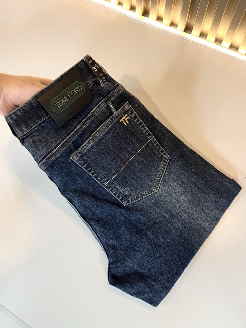 Jean Tom Ford Denim Délavé Coupe Slim, Collection Printemps/Été 2025 1 Jean Tom Ford Denim Délavé Coupe Slim, Collection Printemps/Été 2025