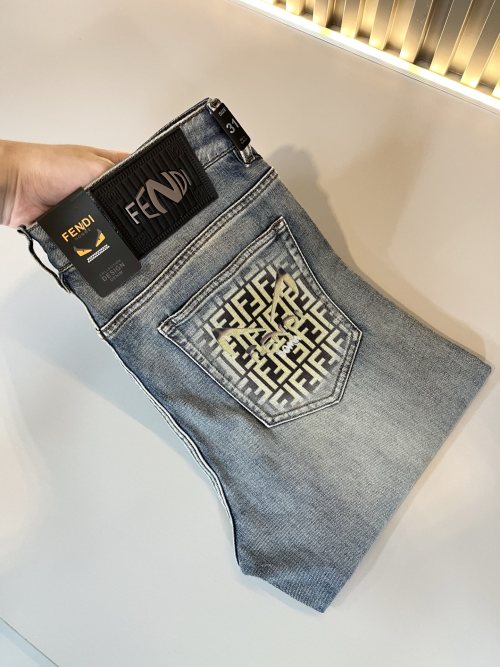 بنطلون جينز Fendi 2025 بتصميم عصري وشعار العلامة التجارية البارز 1 بنطلون جينز Fendi 2025 بتصميم عصري وشعار العلامة التجارية البارز