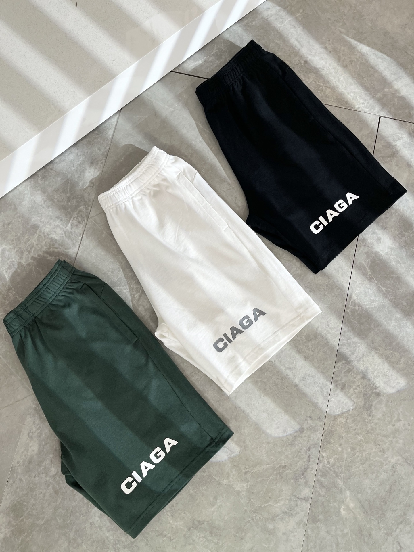 NO:450145,BALENCIA* Paris* Home 2025 Spring and Summer New Men and Women's Same Casual Drawstring Shorts, Men and Women's Same Sports and Casual Shorts Cropped Pants!  Trading companies have sparse channels and are released on the official website at the same time!  Spring and summer couple shorts are launched. This shorts are selected for imported pure cotton material. They are breathable and skin-friendly and comfortable to wear. The style has a very three-dimensional effect, beautiful colors, eye-catching and fashionable. The trouser leg logo pressing design!  The unique patterns will definitely make you stand out in the crowd!  The casual and loose five-point pants cutout + elastic drawstring waist design, the upper body effect is age-reducing and versatile, and it can be easily used for daily casual outfits for both men and women!  Size S-2XL, balenciaga, shorts, alexander wang19860909BALENCIA*巴黎*家2025春夏新款男女同款休闲抽绳短裤,男女同款运动休闲短裤五分裤！贸易公司渠道稀出,同步官网发售！春夏系列情侣短裤上线,此款短裤甄选客供进口纯棉材质,贴身穿着透气亲肤舒适,版型非常具有立体效果色彩靓丽、吸睛时髦度爆棚,裤腿logo压胶设计！与众不同的图案绝对可以让你在人群中出彩万分！休闲宽松的五分裤版型裁剪+松紧抽绳裤腰设计,上身效果减龄又百搭,轻松Get起日常休闲穿搭,男女皆可轻松驾驭！尺码S-2XL,,balenciaga,shorts,alexander wang,Men's clothing