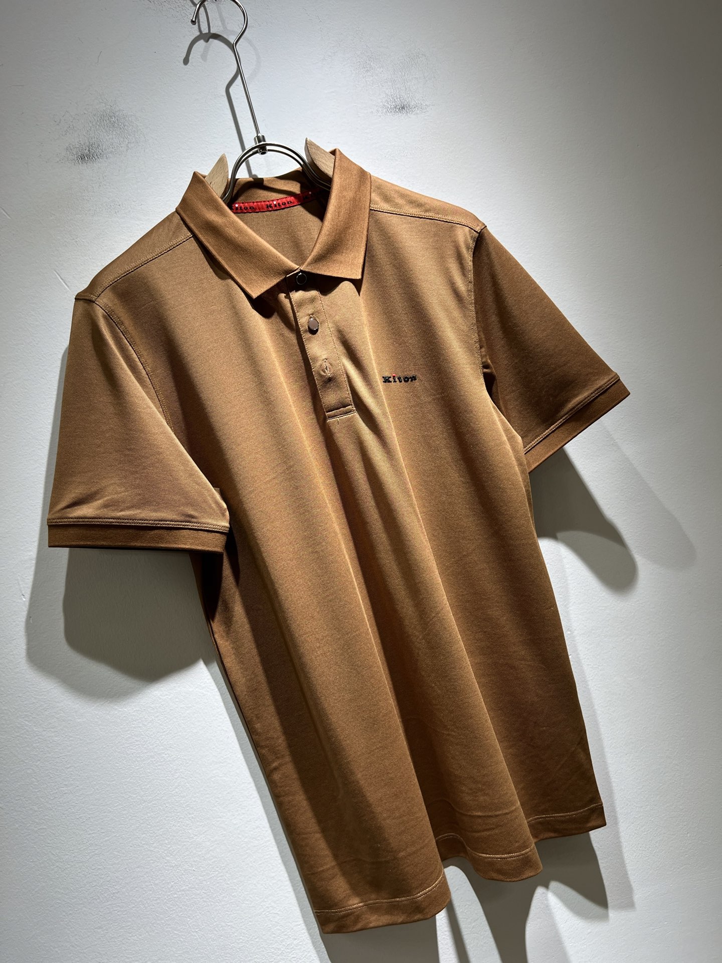   Kiton 2025春夏新款Polo衫，采用进口专属珠地棉面料！！简单LOGO标识压胶设计！代表品牌
