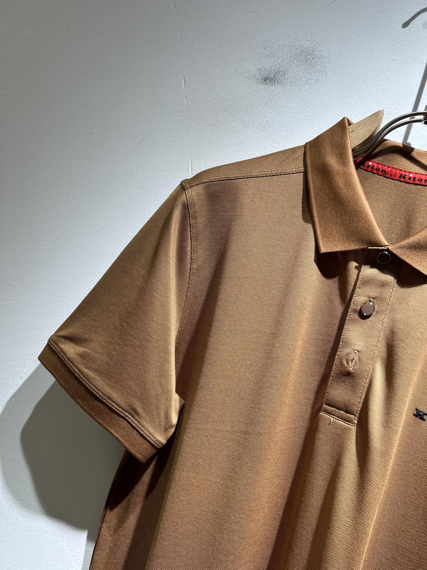   Kiton 2025春夏新款Polo衫，采用进口专属珠地棉面料！！简单LOGO标识压胶设计！代表品牌