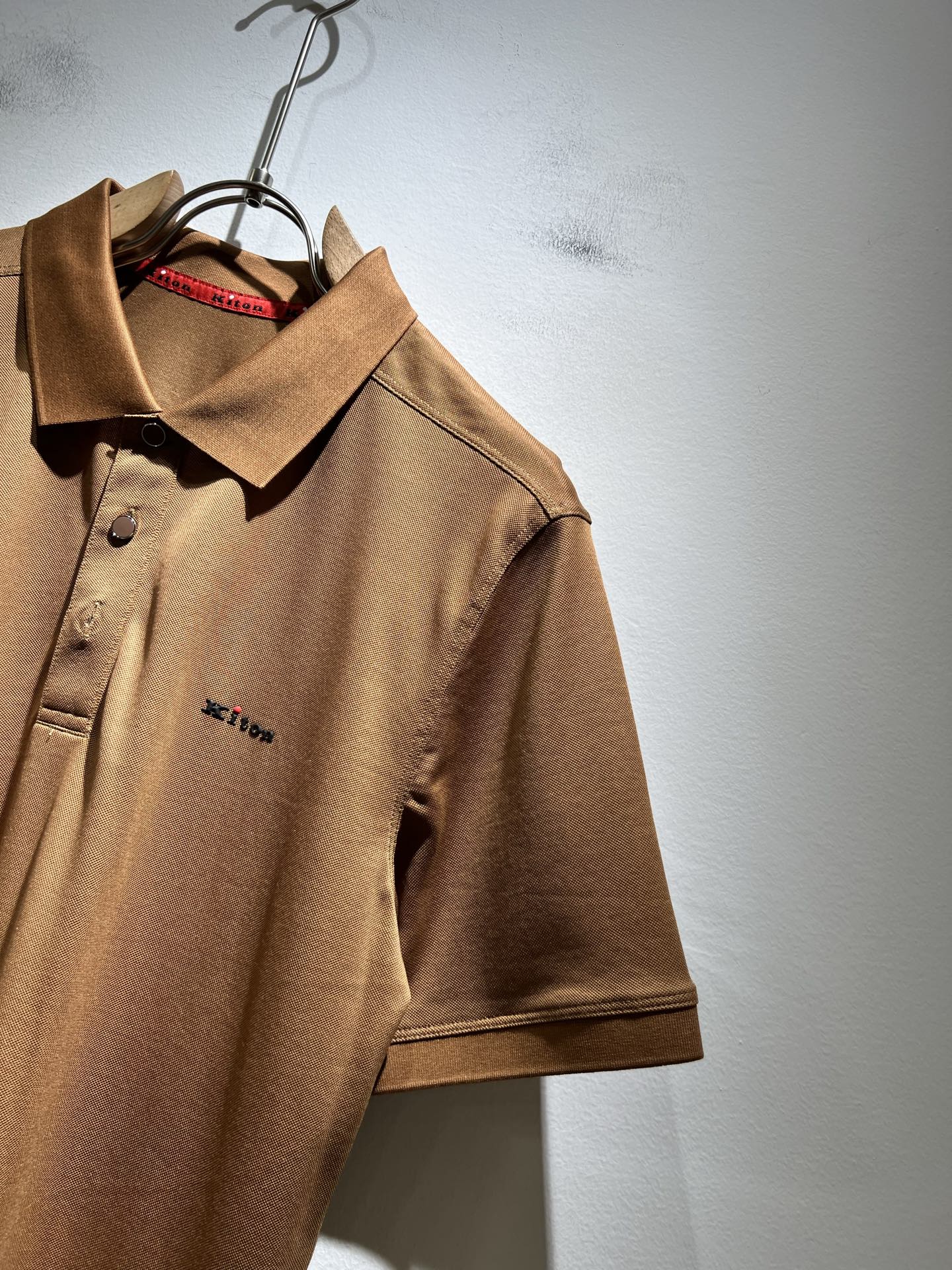   Kiton 2025春夏新款Polo衫，采用进口专属珠地棉面料！！简单LOGO标识压胶设计！代表品牌