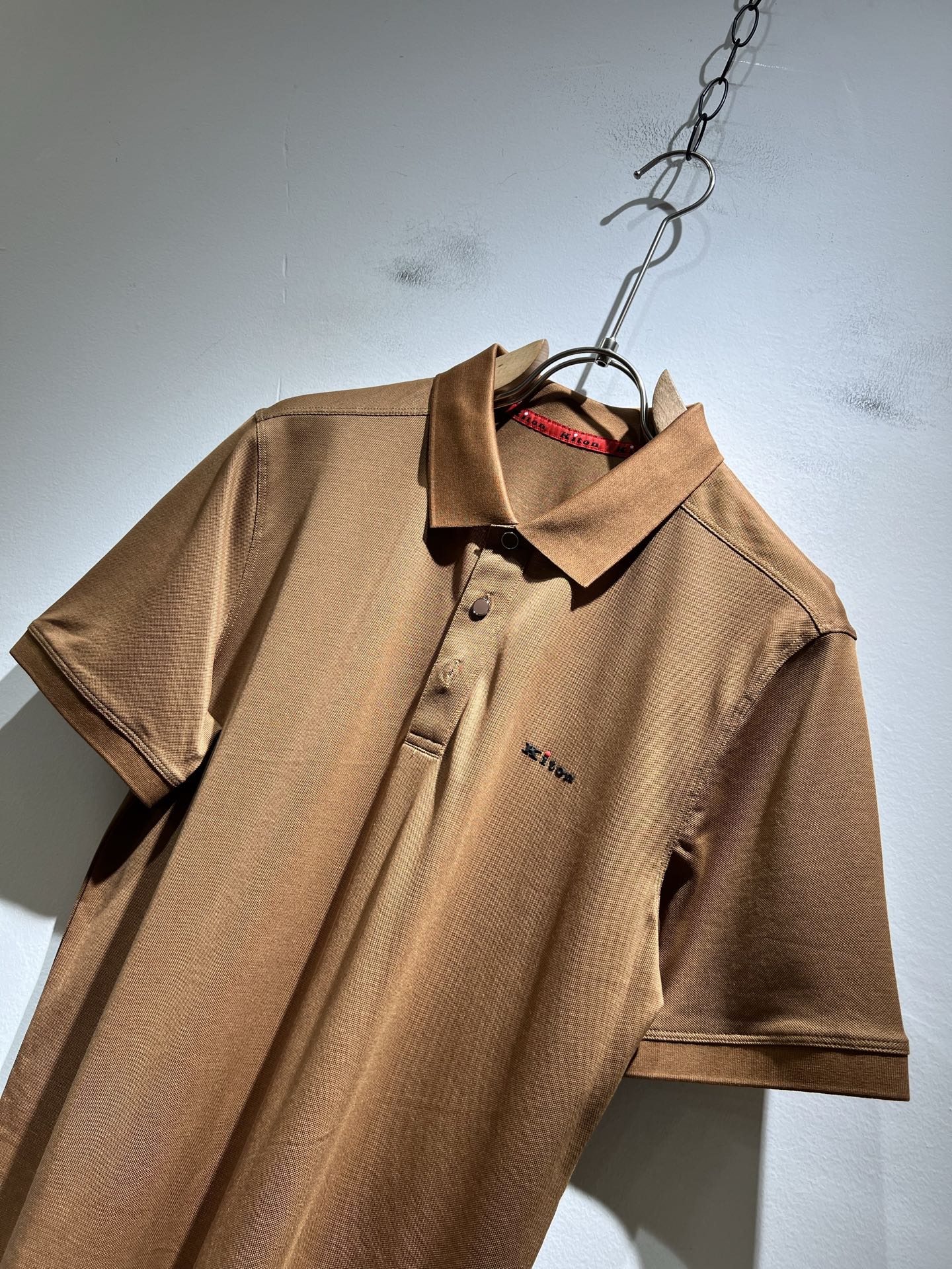   Kiton 2025春夏新款Polo衫，采用进口专属珠地棉面料！！简单LOGO标识压胶设计！代表品牌