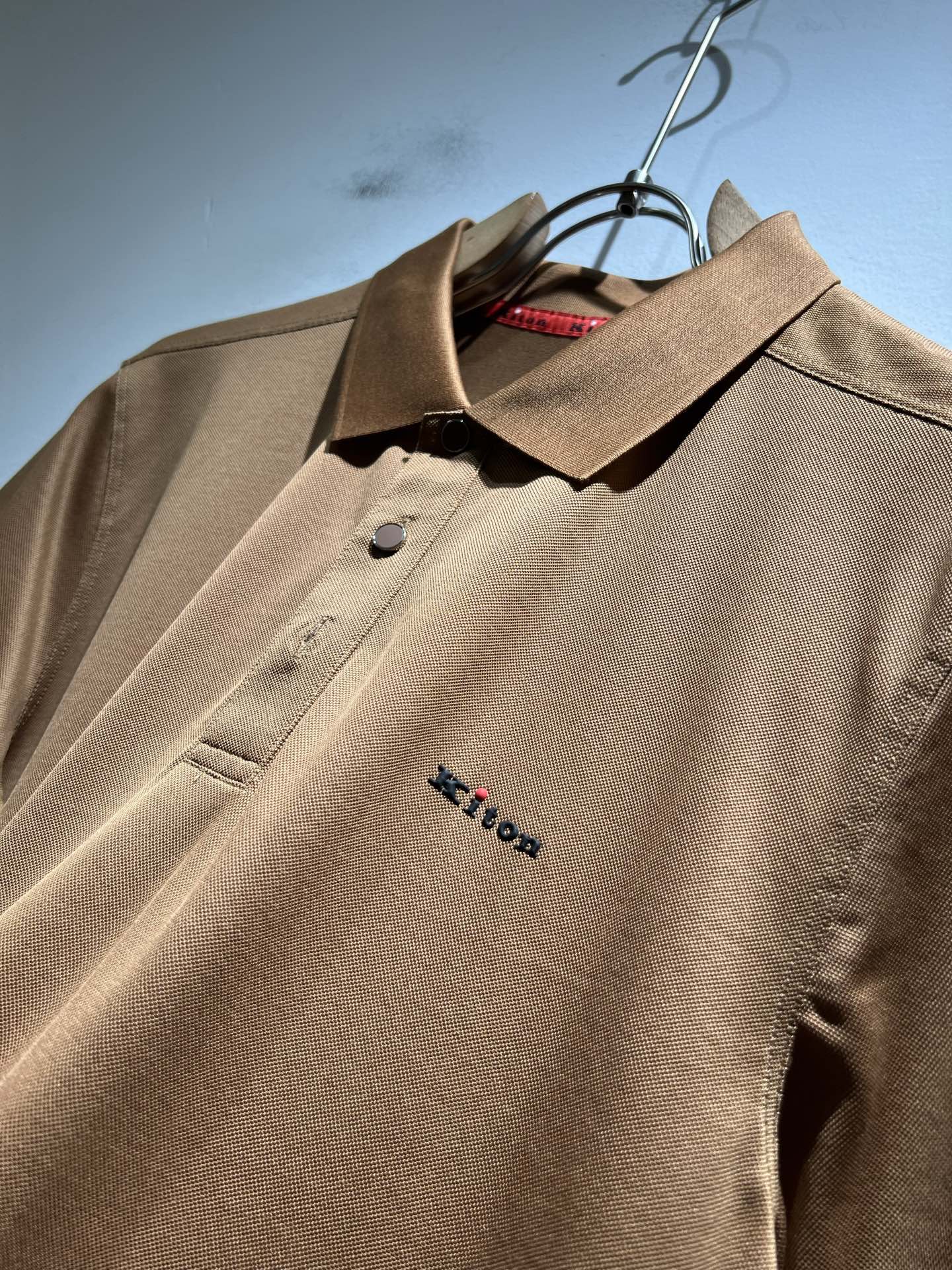   Kiton 2025春夏新款Polo衫，采用进口专属珠地棉面料！！简单LOGO标识压胶设计！代表品牌