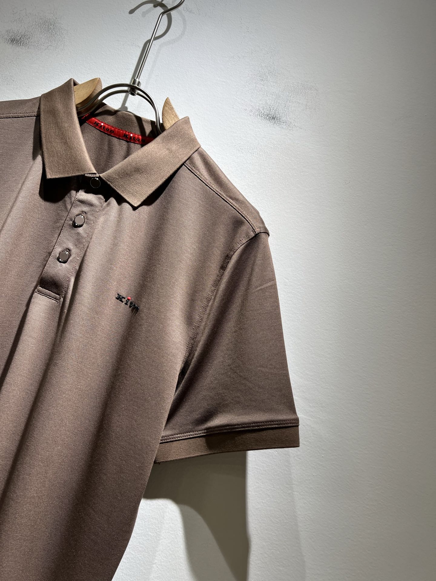   Kiton 2025春夏新款Polo衫，采用进口专属珠地棉面料！！简单LOGO标识压胶设计！代表品牌