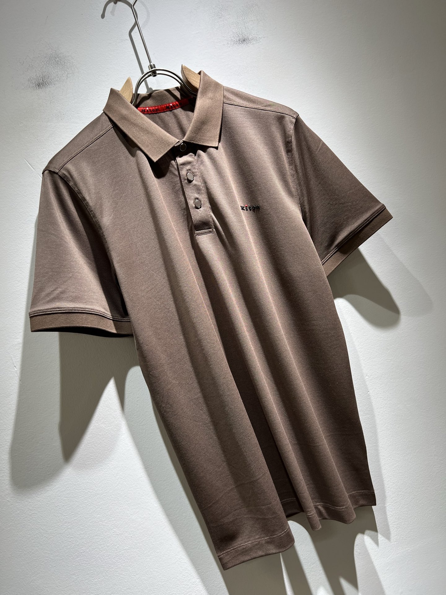   Kiton 2025春夏新款Polo衫，采用进口专属珠地棉面料！！简单LOGO标识压胶设计！代表品牌