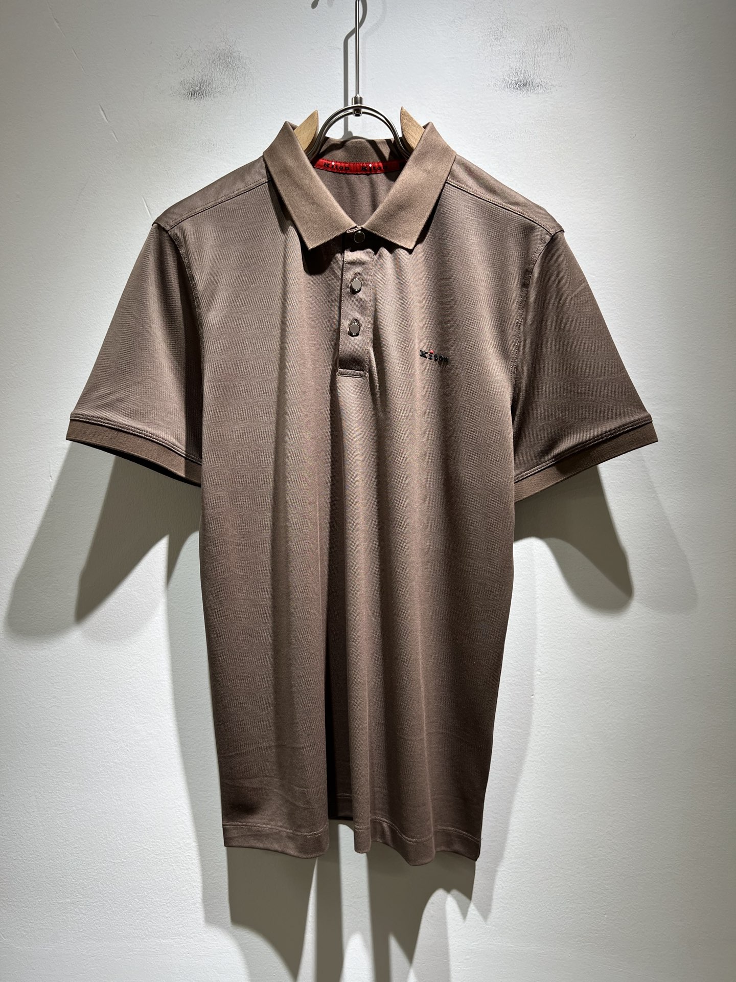   Kiton 2025春夏新款Polo衫，采用进口专属珠地棉面料！！简单LOGO标识压胶设计！代表品牌