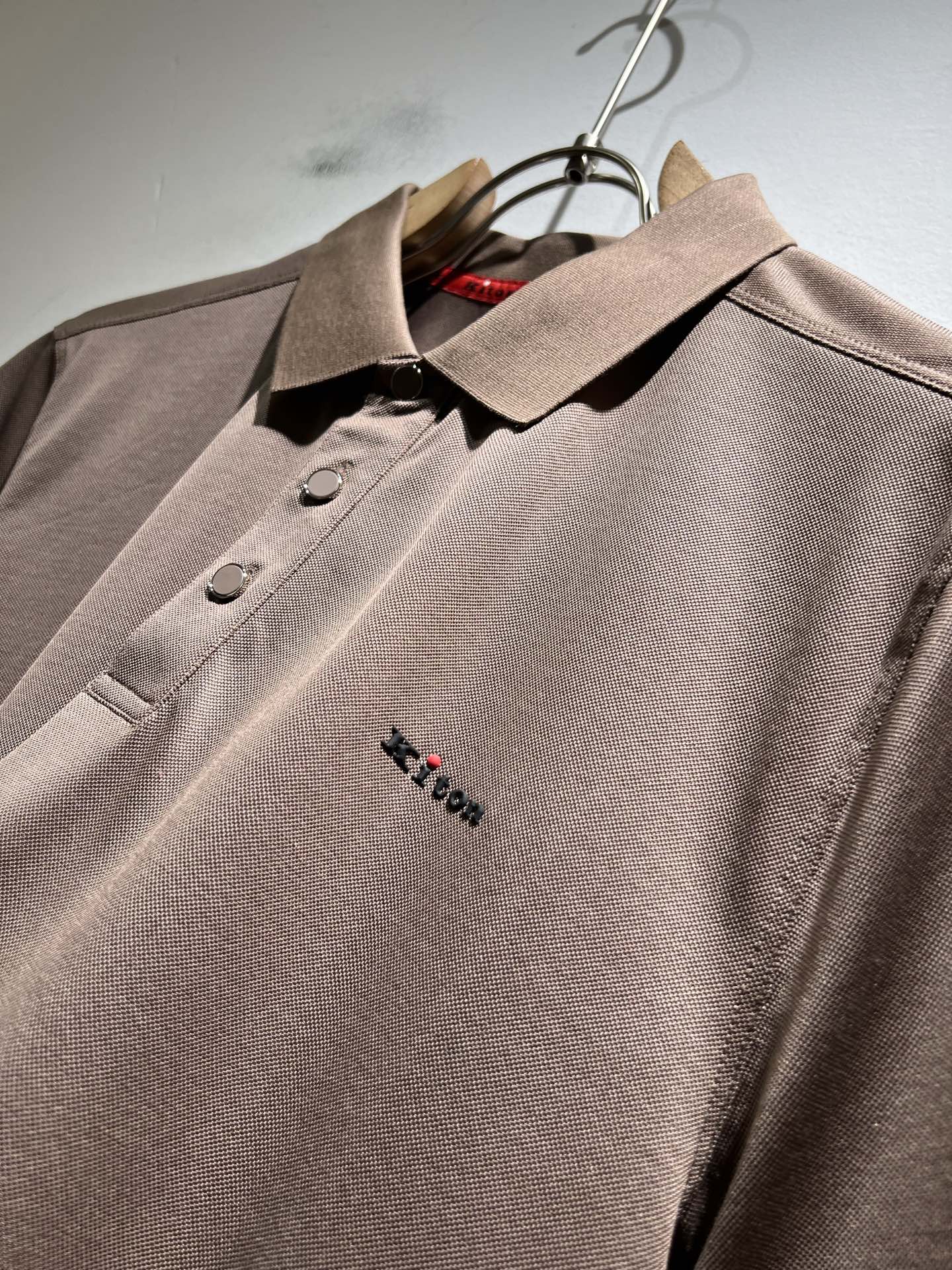   Kiton 2025春夏新款Polo衫，采用进口专属珠地棉面料！！简单LOGO标识压胶设计！代表品牌