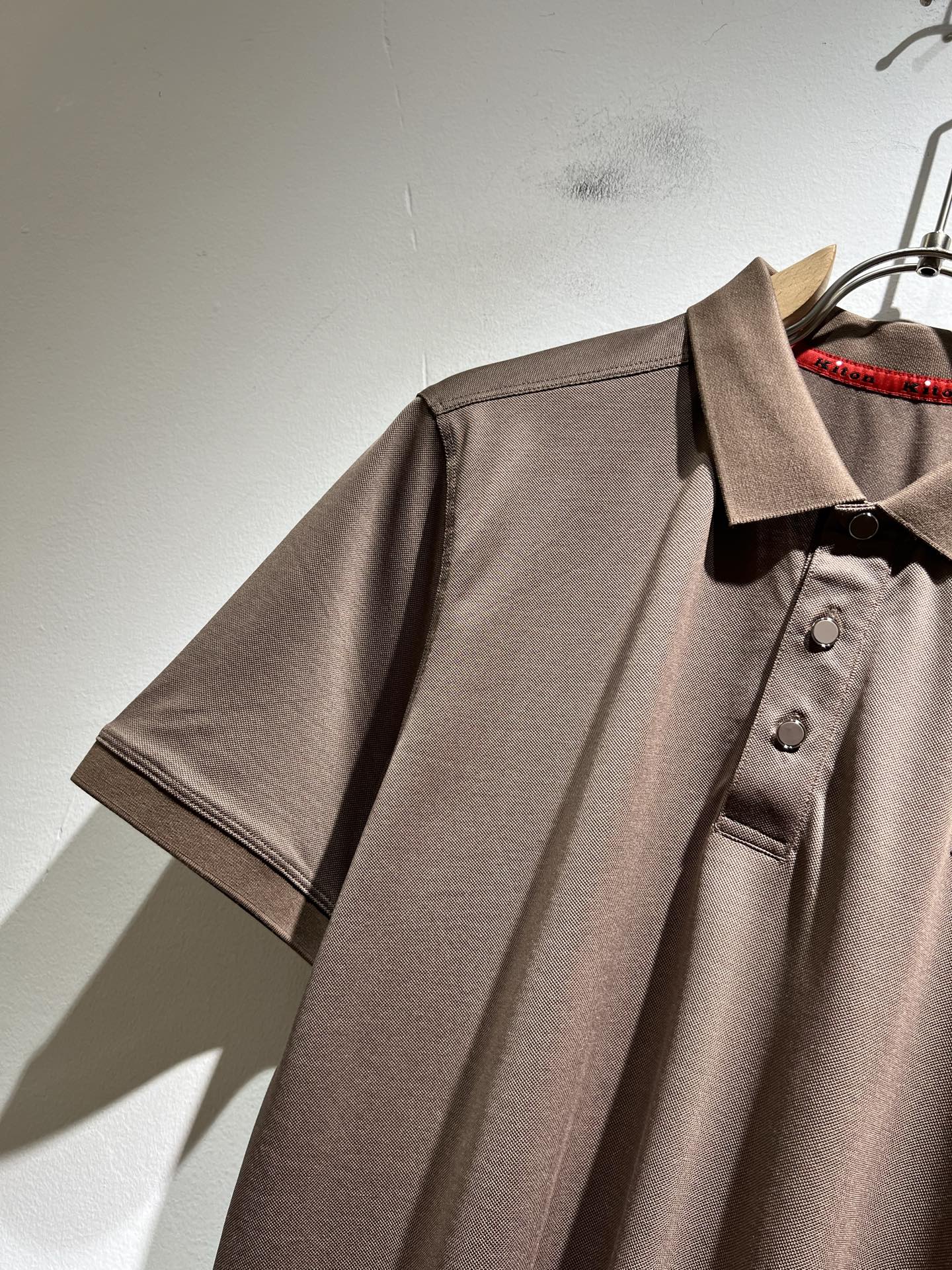   Kiton 2025春夏新款Polo衫，采用进口专属珠地棉面料！！简单LOGO标识压胶设计！代表品牌
