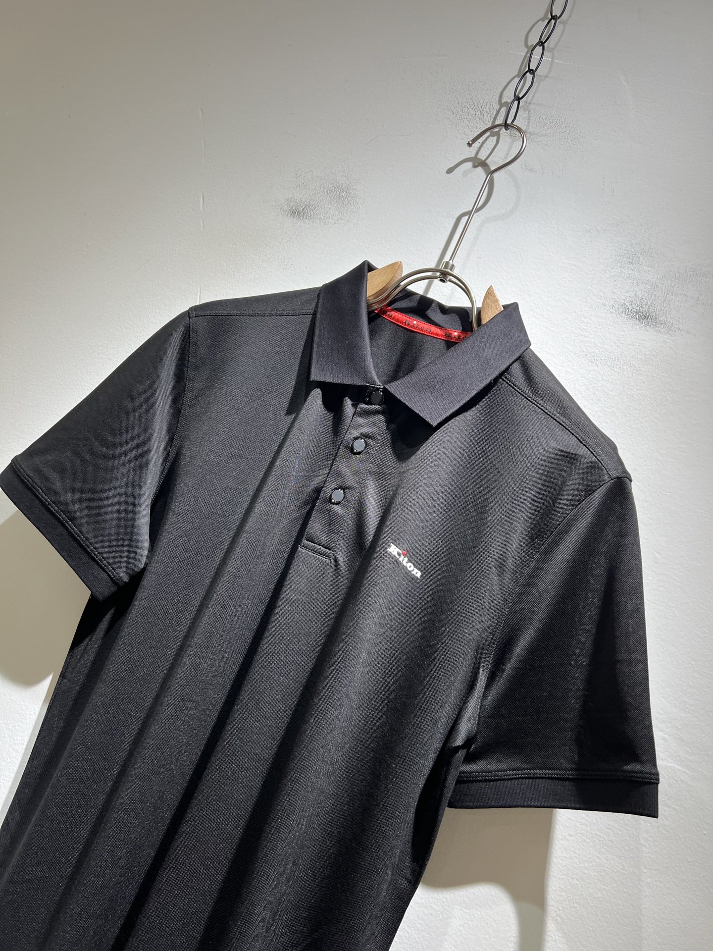   Kiton 2025春夏新款Polo衫，采用进口专属珠地棉面料！！简单LOGO标识压胶设计！代表品牌