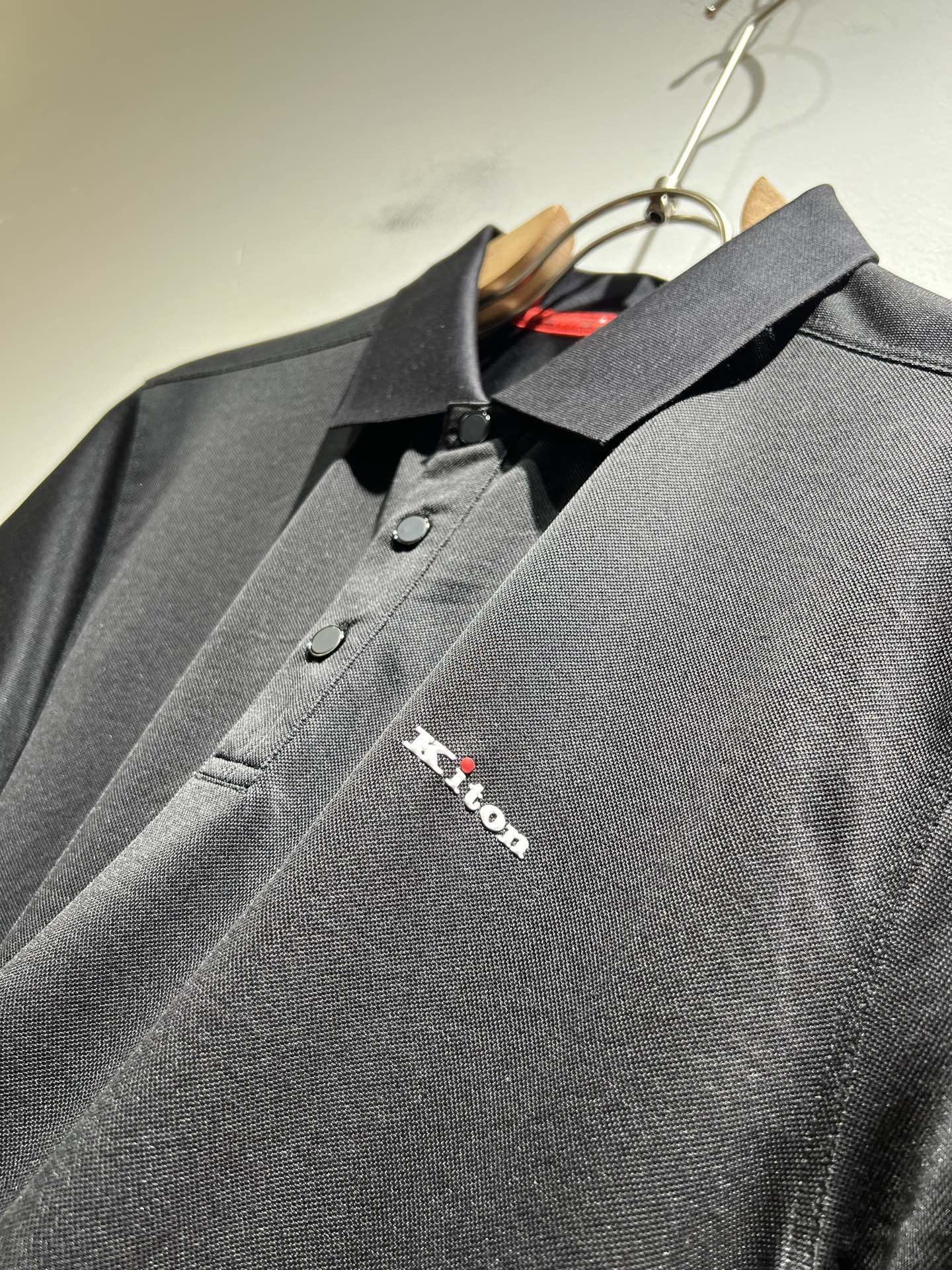   Kiton 2025春夏新款Polo衫，采用进口专属珠地棉面料！！简单LOGO标识压胶设计！代表品牌
