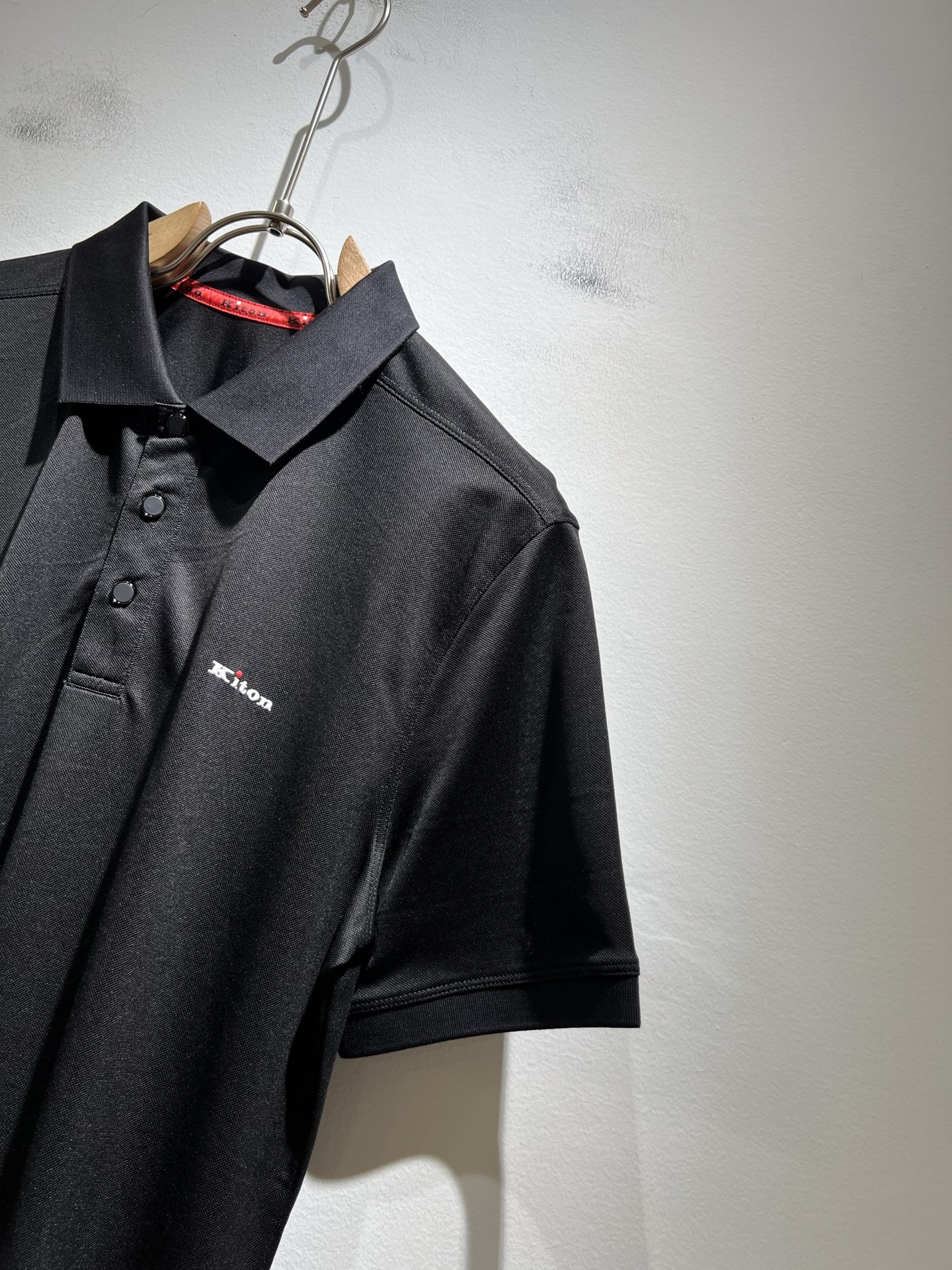   Kiton 2025春夏新款Polo衫，采用进口专属珠地棉面料！！简单LOGO标识压胶设计！代表品牌