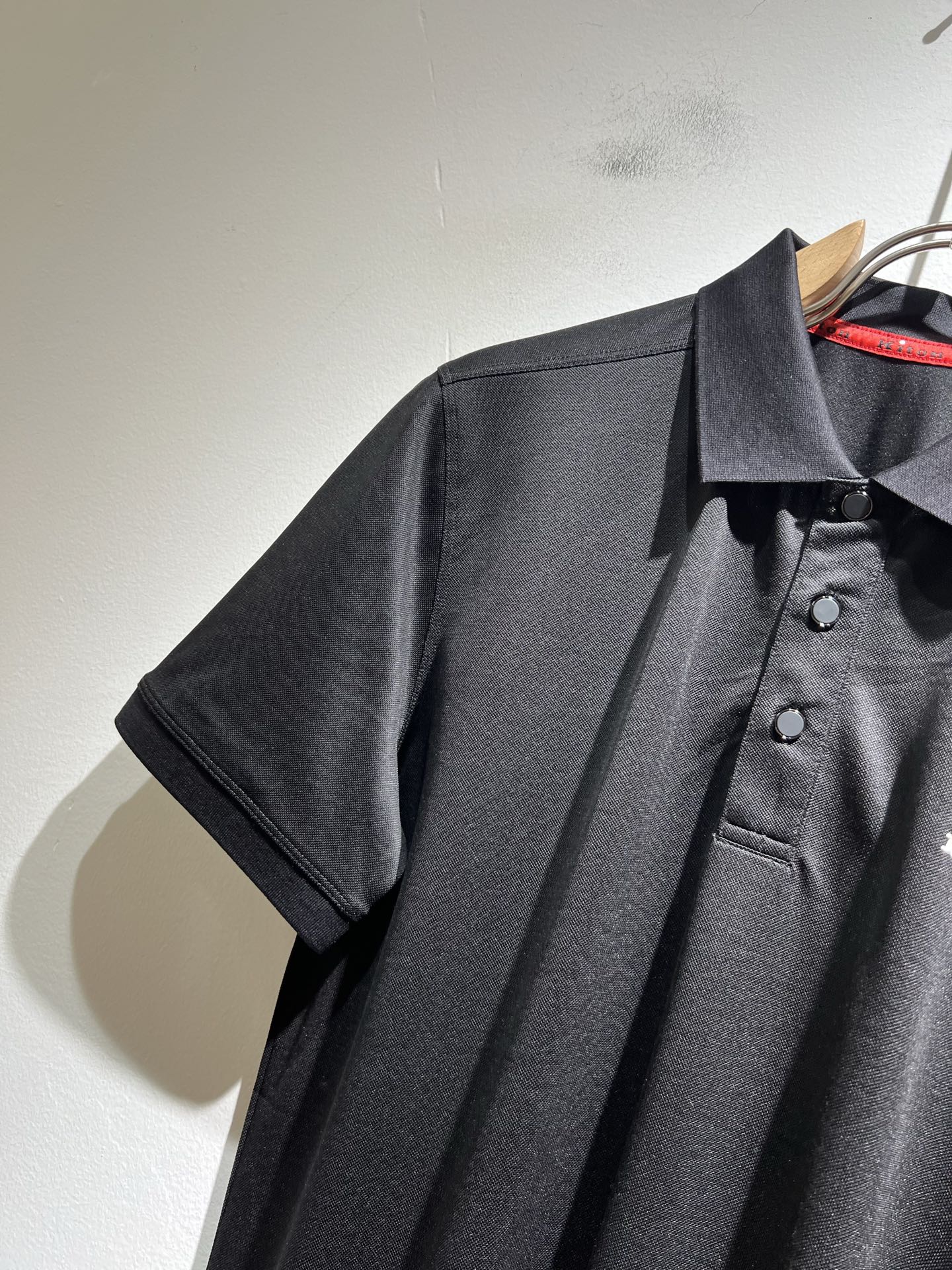   Kiton 2025春夏新款Polo衫，采用进口专属珠地棉面料！！简单LOGO标识压胶设计！代表品牌