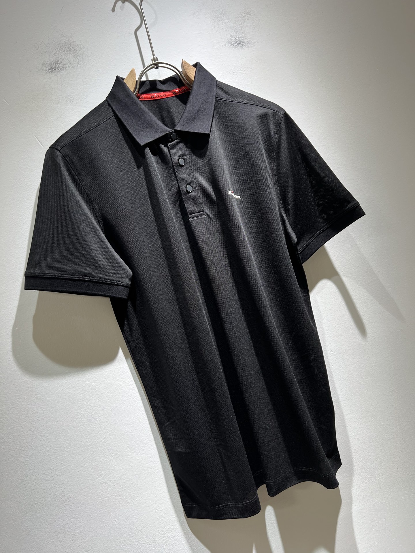   Kiton 2025春夏新款Polo衫，采用进口专属珠地棉面料！！简单LOGO标识压胶设计！代表品牌