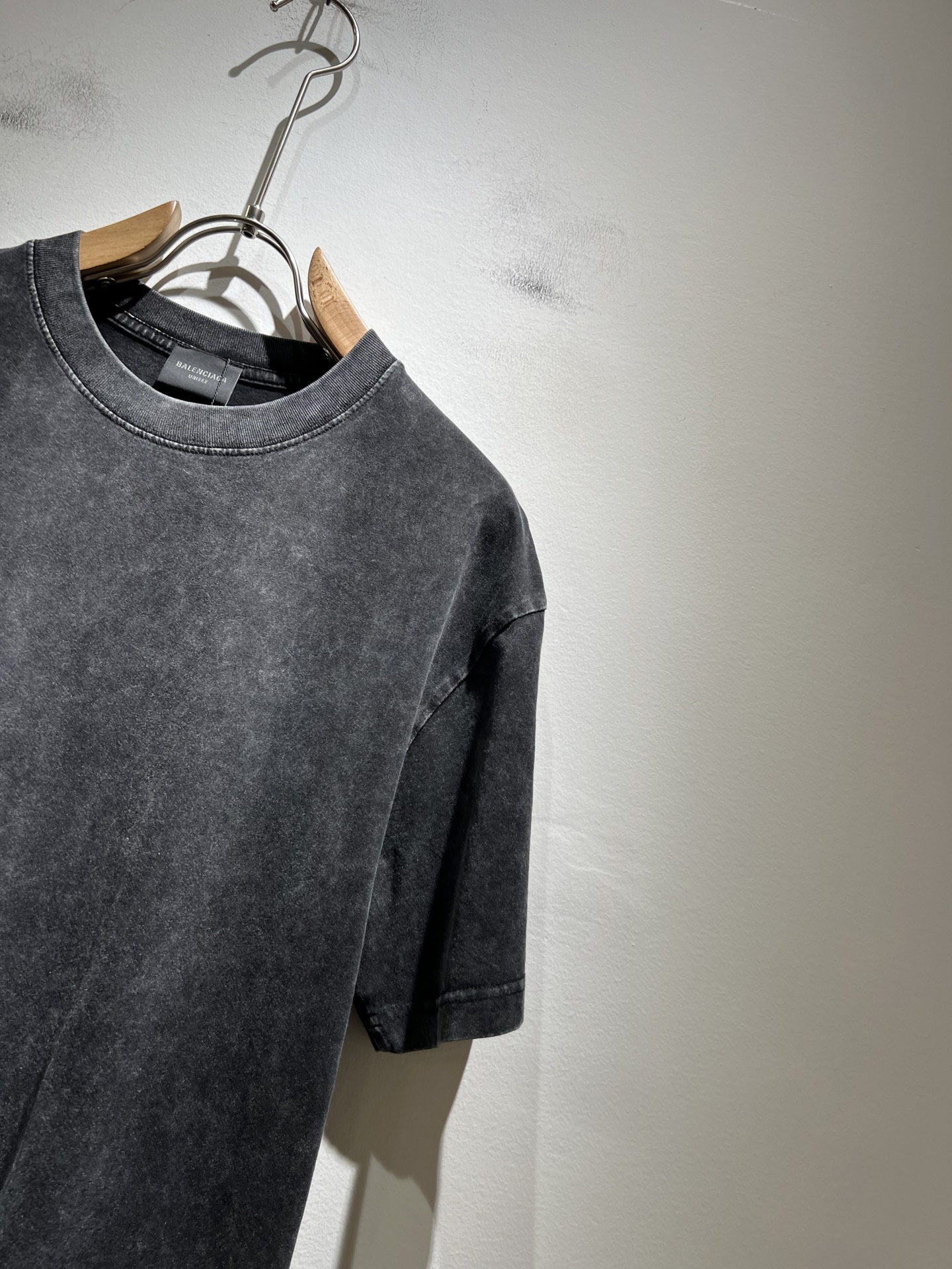 Balenciaga 2025 S/S Unisex Distressed-Wash Cotton Tee - Fashion-Forward Style 5 i1749261466020 8180 0 3