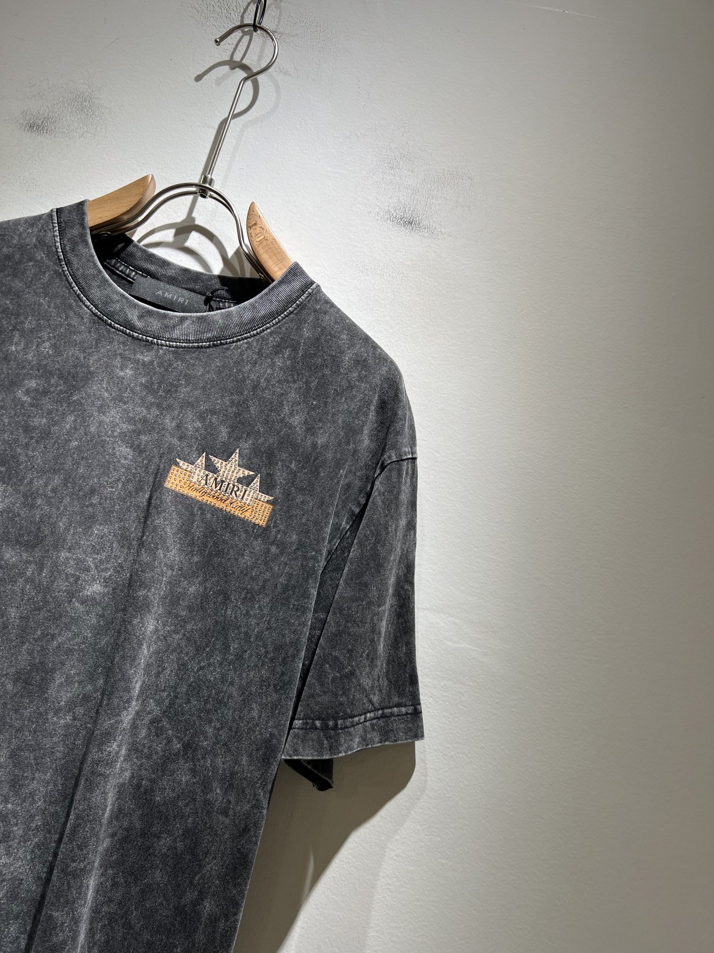 Amiri Distressed Logo Graphic Print Crew Neck Short Sleeve T-Shirt 5 i1749261566115 7997 0 3