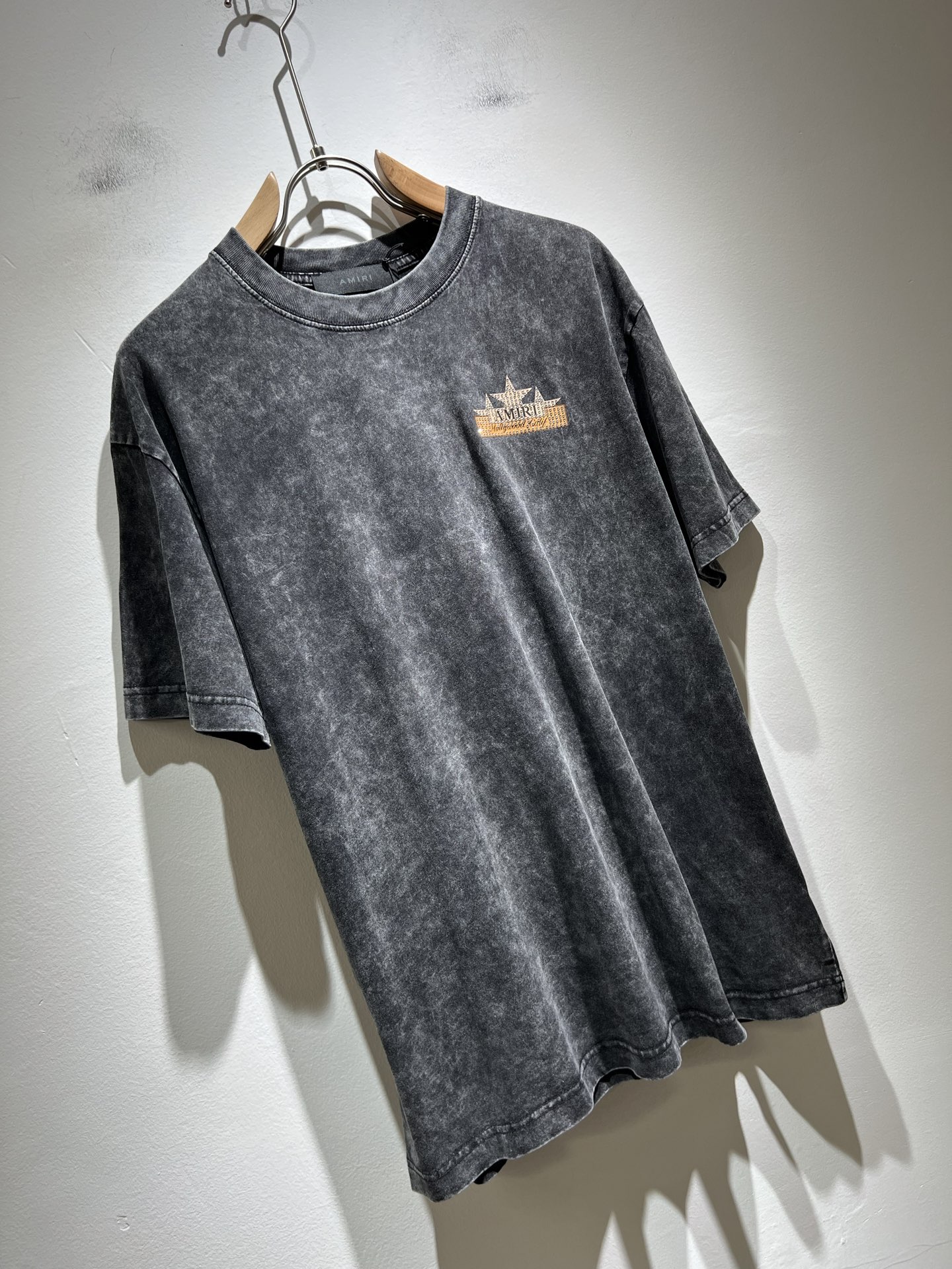 Amiri Distressed Logo Graphic Print Crew Neck Short Sleeve T-Shirt 3 i1749261566263 2296 0 1