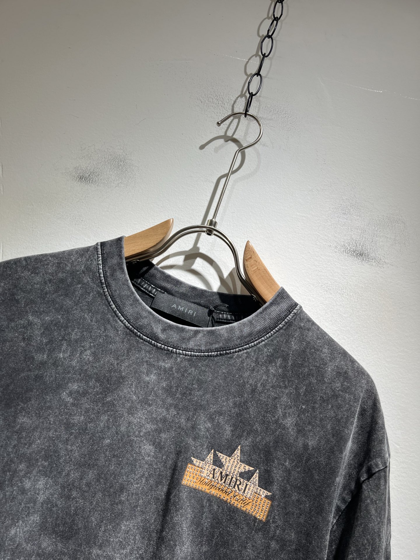 Amiri Distressed Logo Graphic Print Crew Neck Short Sleeve T-Shirt 6 i1749261568807 6578 0 4