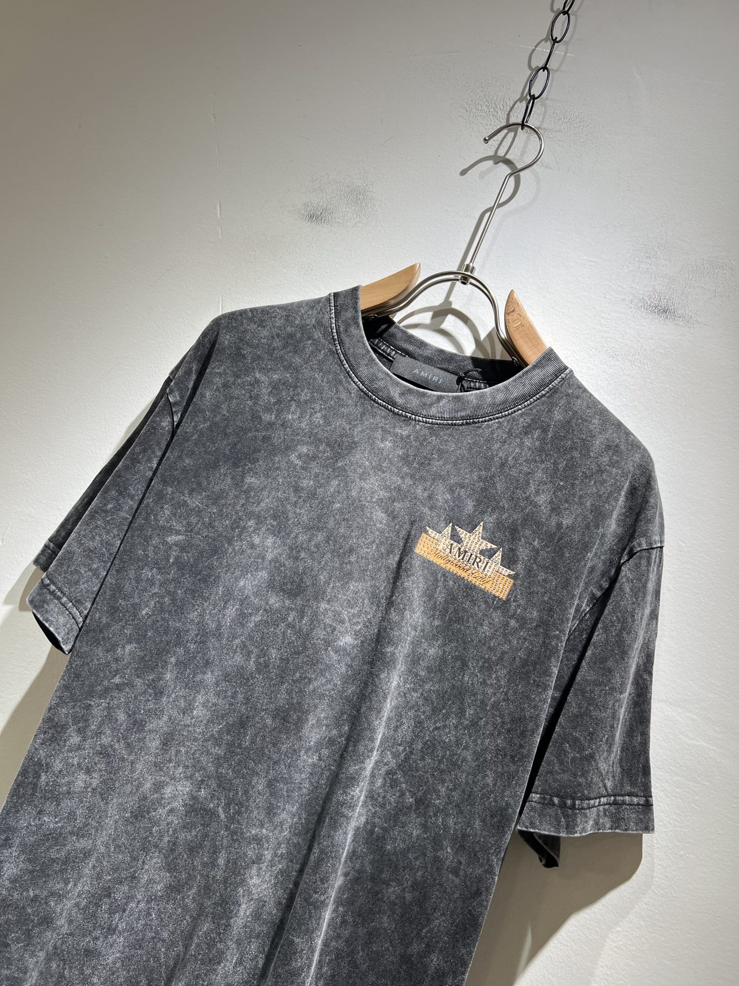 Amiri Distressed Logo Graphic Print Crew Neck Short Sleeve T-Shirt 4 i1749261568841 7956 0 2
