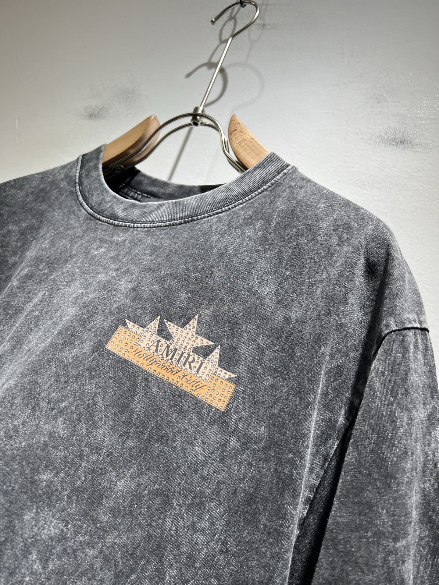 Amiri Distressed Logo Graphic Print Crew Neck Short Sleeve T-Shirt 8 i1749261568854 8974 0 6