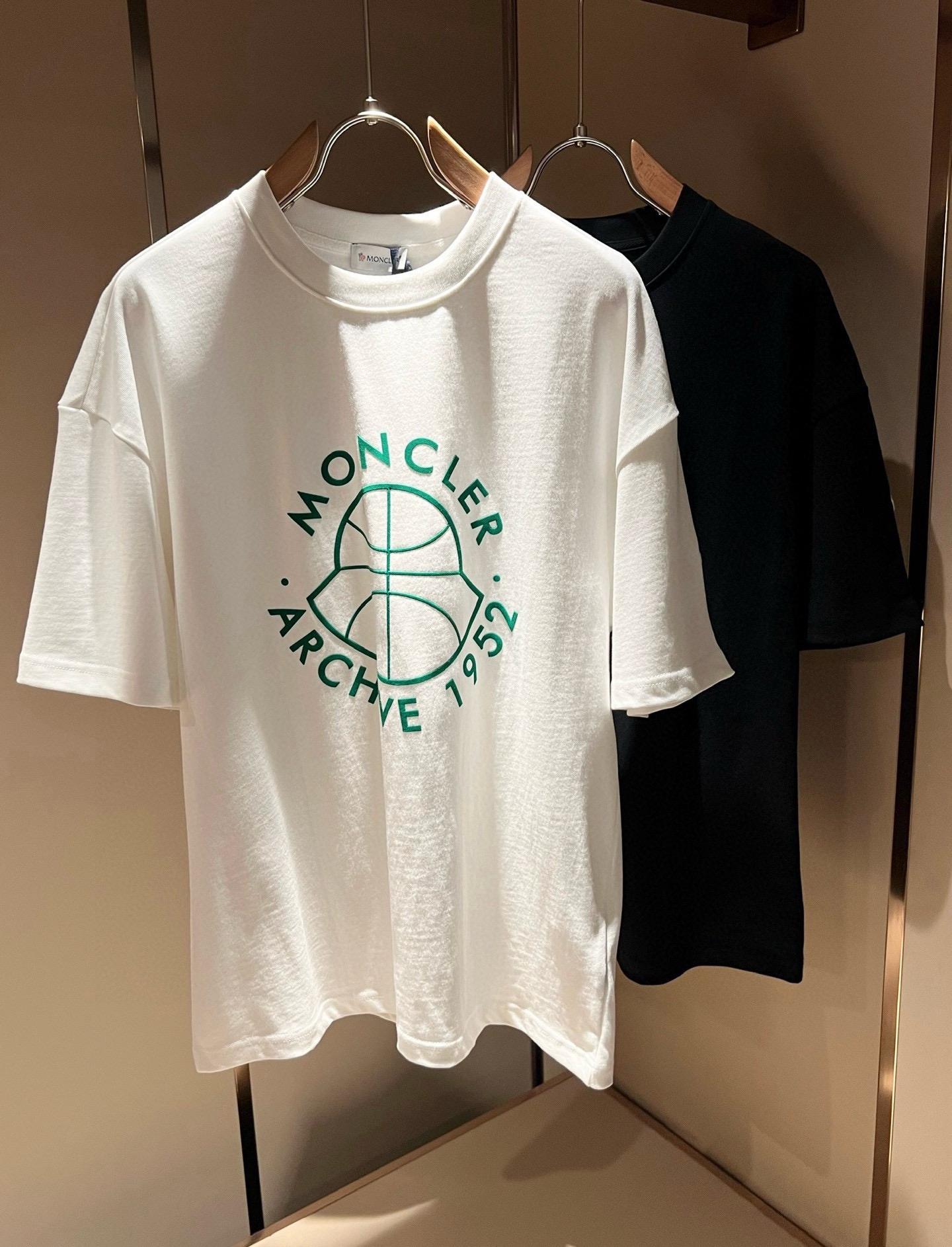 Moncler Logo Graphic Cotton T-Shirt Unisex Short Sleeve Top 4 i1749391510028 6039 0 2