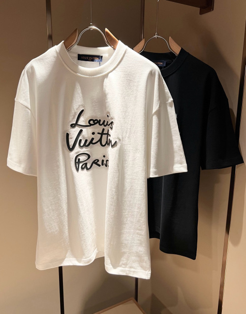 Louis Vuitton 2025 Spring/Summer Unisex Logo T-Shirt - Fashionable and Trendy 1 Louis Vuitton 2025 Spring/Summer Unisex Logo T-Shirt - Fashionable and Trendy
