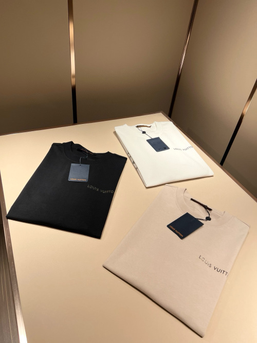 Louis Vuitton 2025 Spring/Summer Unisex Logo Print Short Sleeve T-Shirt 1 Louis Vuitton 2025 Spring/Summer Unisex Logo Print Short Sleeve T-Shirt