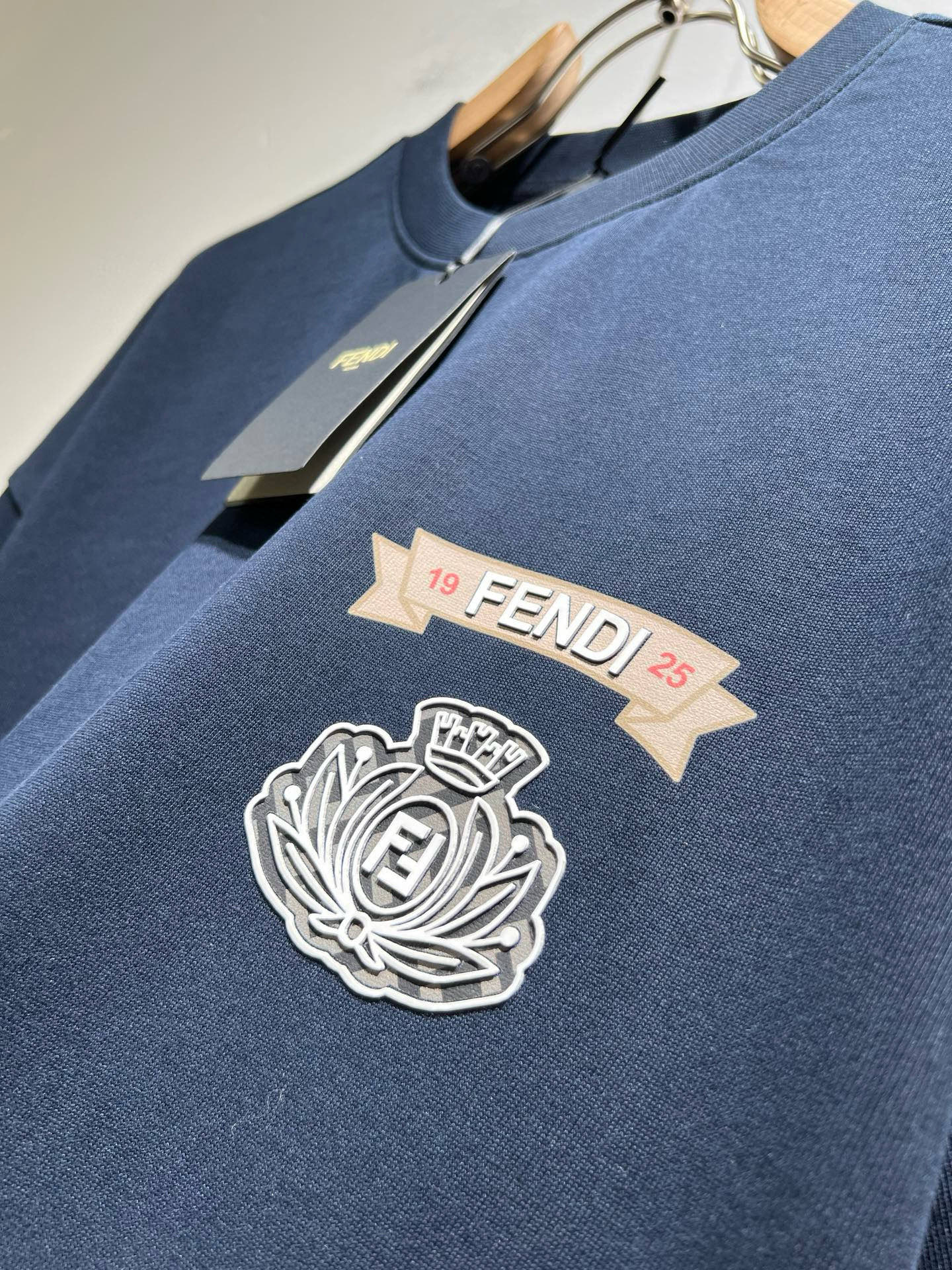 FENDI טי שירט לגברים ולנשים עם לוגו FF בעיצוב מינימליסטי 9 i1749391933604 5276 0 7