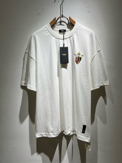 Fendi T-shirt Blanc en Coton avec Logo Blason pour Homme et Femme 1 Fendi T-shirt Blanc en Coton avec Logo Blason pour Homme et Femme