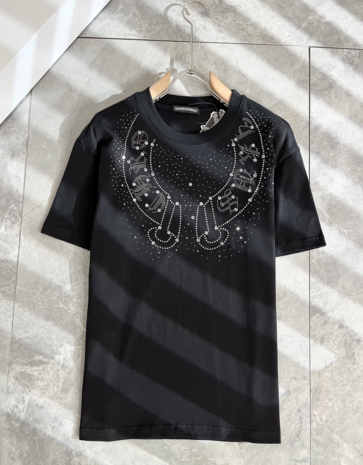 NO:507608,Chrome Hear*s 2025 spring and summer new product for men and women the same style as gram* heart short-sleeved T-shirt, recommended for cracked walls!  The fashionable and arrogant Chrome Hear*s is favored by the whole world. The 2025SS hits the hot product, the classic short-sleeved T-sleeved elements, and the front and rear logo hot diamond design!  Full of fashionable luxury style, exuding a charming sense of art!  Large and lazy, high-end exclusive wash water pure cotton material for customer supply!  Super comfortable upper body!  Large oversized shoulder-falling!  Men and women are the same style!  Size M-3XL, chrome hearts, T-shirt,tees, t-shirt,alexander wang19860909Chrome Hear*s 克*心 2025春夏新品男女同款克*心短袖T恤,墙裂推荐！时尚傲娇的Chrome Hear*s,被全世界宠幸着.2025SS引爆款,经典克*心元素断绝短袖T,前后logo烫钻设计！充满了时尚的奢华风,散发着迷人的艺术感！宽大慵懒,客供高端专属洗水纯棉材质！上身超级舒适！大廓形大落肩！男女同款入！尺码M-3XL,,chrome hearts,T-shirt,tees，t-shirt,alexander wang,Men's clothing