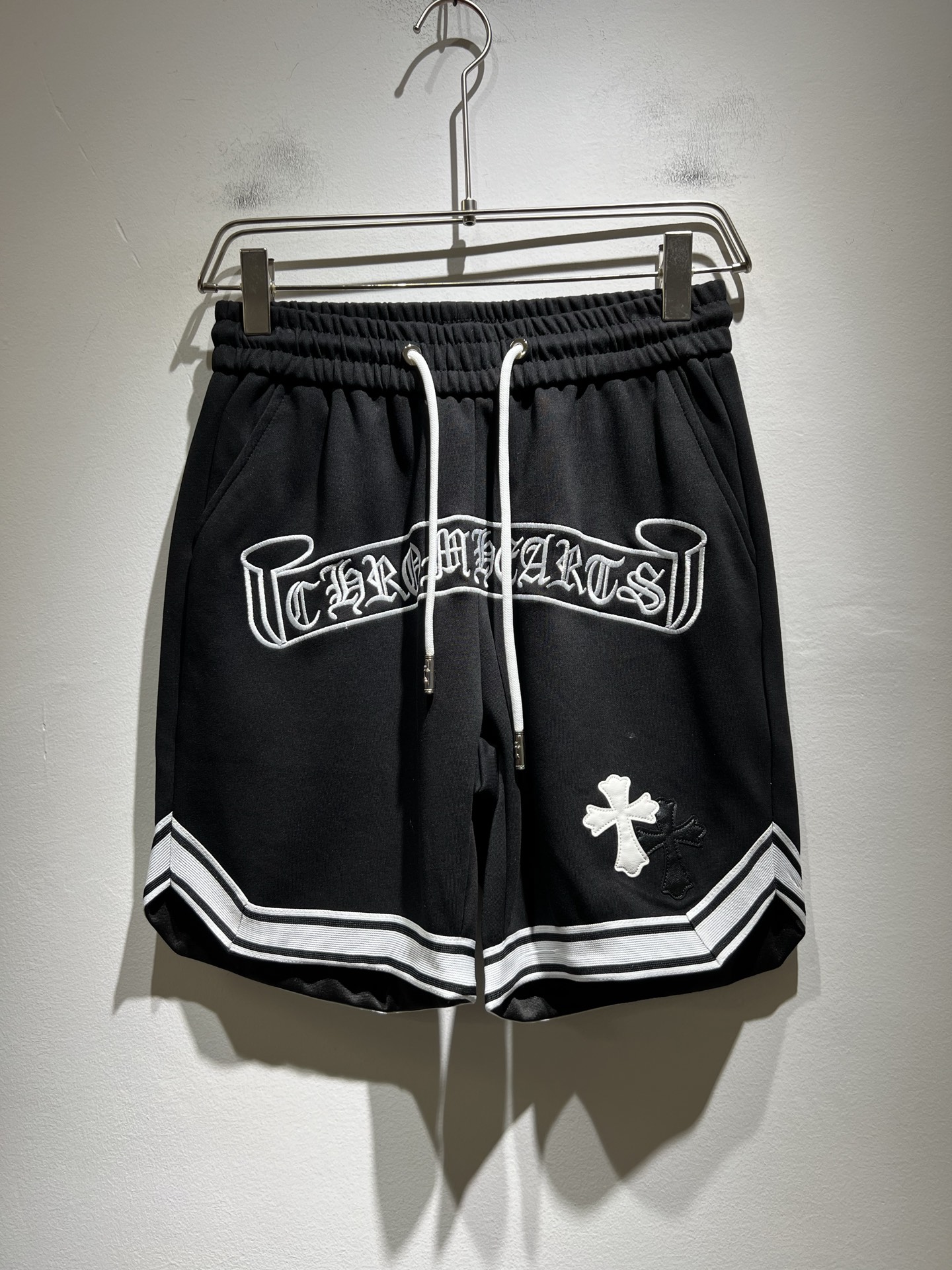 NO:471223,Chrome hear*s Ke*xin 2025 spring and summer new casual shorts!  The same style of men and women is a casual pants that you recognize from the bottom of your heart, and it makes you more rare after time. The trendy high street king is the trendy brand Chrome hear*s Ke*xin. To be honest, it is very fashionable, and it is fashionable. There is nothing to say about the streets. Customized original washing water pure cotton material, the fabric feels great. This kind of comfort feels really not picky on the body. The upper body is really not picky. The casual and chic taste is particularly strong, which enhances the sense of fashion and appearance. And such pants are particularly easy to match with various types of shoes. The recognition is where it is, the design of the trouser leg logo embroidery design!  Strong, not easy to wear, and the details are very well-established. Size M-3XL, Chrome hearts, chrome hearts, shorts, alexander wang19860909Chrome hear*s克*心 2025春夏新款休闲短裤！男女同款一款让你从心底认可的休闲裤,并且经过时间的推移而让你更加珍稀,潮流的高街之王,那就是潮牌chrome hear*s克*心,穿克罗心的实话讲很潮了,那就是潮爆了,潮爆街头没话说.定制原版洗水纯棉材质制成,面料手感一绝,这种舒适感穿在身上,上身真心不挑人,休闲潇洒的味道特别足,提升时尚感和颜值,并且这样的裤型特别好搭配各种类型的鞋子.辨识度就在哪里,设计裤腿logo刺绣设计！韧性足,不易磨损,细节工艺非常到位.尺码M-3XL,,chrome hearts,chrome hearts,shorts,alexander wang,Men's clothing