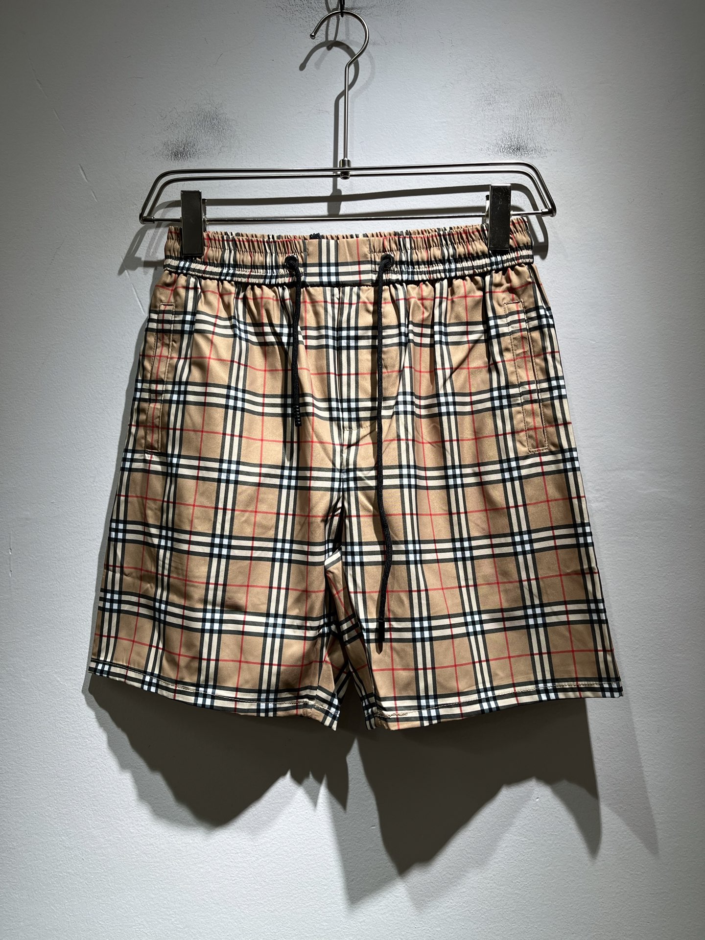 NO:445155,BURBER*Y Ba*li Spring and summer new casual and versatile casual shorts for men and women!  Trading companies have sparse channels and are released on the official website at the same time!  Plaid logo pattern design!  This T-shirt is made of imported polyester fiber material. The materials used by B are still unscrupulous. It is very suitable for wearing in summer. It is skin-friendly and breathable, giving you the most comfortable and comfortable wearing experience!  Very textured and breathable, with a loose basic style cut, perfect for daily casual wear, so hurry up and buy it!  Size M-3XL, Burberry, shorts, tees, t-shirt, alexander wang19860909BURBER*Y巴*莉 春夏新款休闲百搭男女同款休闲短裤！贸易公司渠道稀出,同步官网发售！格子标识图案设计！此款T恤衫甄选客供进口聚酯纤维材质制作而成,B家的用料上依然是无法挑剔的,非常适合夏日里穿着,亲肤透气、给你最极致舒爽的穿着体验！ 非常有质感透气,基础宽松版型裁剪,日常休闲着穿的完美之选,还不赶紧入手！尺码M-3XL,,burberry,shorts,tees，t-shirt,alexander wang,Men's clothing