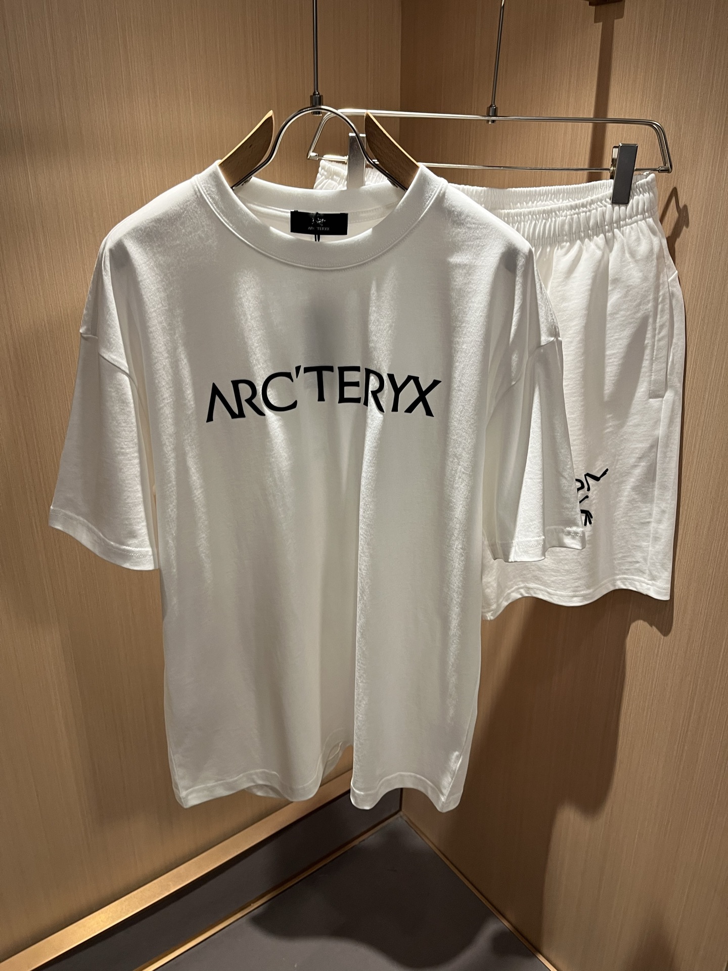 NO:457293,A set of ARCTER*X Original Archaeological Bird 2025 spring and summer new casual set, outdoor brands may first think of Canadian goose and Archaeological Bird. It gives people a feeling of trying out the label!  In addition to being quite accomplished in style design, the most obvious or most expert should be to have deeper and unique insights and attainments in fabrics. Through continuous structural research and problem-solving, and characterized by unique research on fabrics, these alone are enough to support it to become the first-rate new logo brand image in the clothing manufacturing industry. This model is made of quick-drying fabric!  Through precision, the hand feels smooth and soft, and both has natural beauty and comfort. The large body style is cut cleanly and cleanly, and the fabric shows a different hazy structural beauty. It is made of exclusive mold customization. The fabric and its technology test the workers, can be smooth and smooth without wrinkles!  Glue-pressing design for body logo pattern!  It really tests the handmade work of every master!  It makes the overall clean and neat, without leaving any thread. Now the neutrality that pursues life is more refined in life!  Size S-2XL, arc'teryx, 19860909一套 ARCTER*X始*祖鸟 2025春夏新款休闲套装,户外品牌可能大家第一想到的就是加拿大鹅、始祖鸟.给人一种标签试的感觉！除了在款式设计上颇有造诣之外,最明显或者说最为拿手的,应该就是在面料上的拥有更深独特见解跟造诣了.通过不断地结构研究和问题处理,在以面料独特研究为特征,仅凭这些就已经足以支撑其成为服装制造行业中,首屈可数的新标志品牌形象.此款采用速干面料材质！通过精工手感细滑柔软,同时兼具自然美感跟舒适度.大身上版型裁剪简洁干净,面料上显现出了不一样朦胧的结构性美感来.独家开模定制而成,面料及其考验工人的技术,能做到平整服帖又不起皱！衣身logo图案压胶设计！真的是很考验每位师傅的手工制作！使得整体干净利索,不留一丝线头.现在对于生活有所追求的中性也在生活中更为精致！尺码S-2XL,arc'teryx, ,Men's clothing