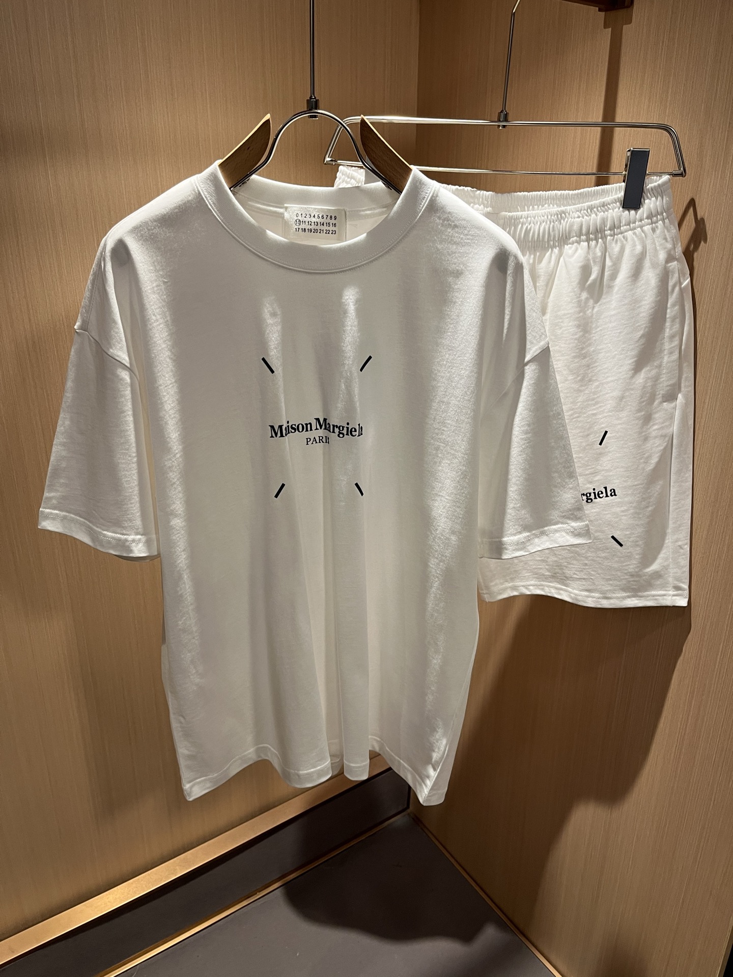 NO:457288,A set of Majra maison margiel 2025 spring and summer new men and women's casual suits, which are available at the same time in the counter!  Customized exclusive wash water pure cotton fabric, and body glue-pressing logo design!  Simple and generous, calm and versatile, extremely high-end, perfectly integrated with fashion and style, a top fashionable style that perfectly suits the outside wear!  The overall feeling is natural!  Extremely classic versatile casual pants, customized original cotton fabric!  The ultimate perfection of heavy industry!  Fans who pursue high quality are please buy them by themselves, and all fans who know the goods are invited to appreciate this model together!  !  Size S-2XL, Masion Margiela, Alexander wang19860909一套 马吉拉 maison margiel 2025春夏新款男女同款休闲套装,专柜同步发售！定制专属洗水纯棉面料,衣身压胶logo设计！简约大方,从容百搭,档次极高,完美融入时尚还有风情感一款完美符合外穿的顶尖时髦气质款！整体给人浑然天成的感觉！极致经典的百搭型休闲裤,定制原版纯棉面料！极致的重工极致的完美！追求高品质的粉丝们请自行抢购,诚邀所有识货的粉丝一同鉴赏此款！！尺码S-2XL,,masion margiela,alexander wang,Men's clothing