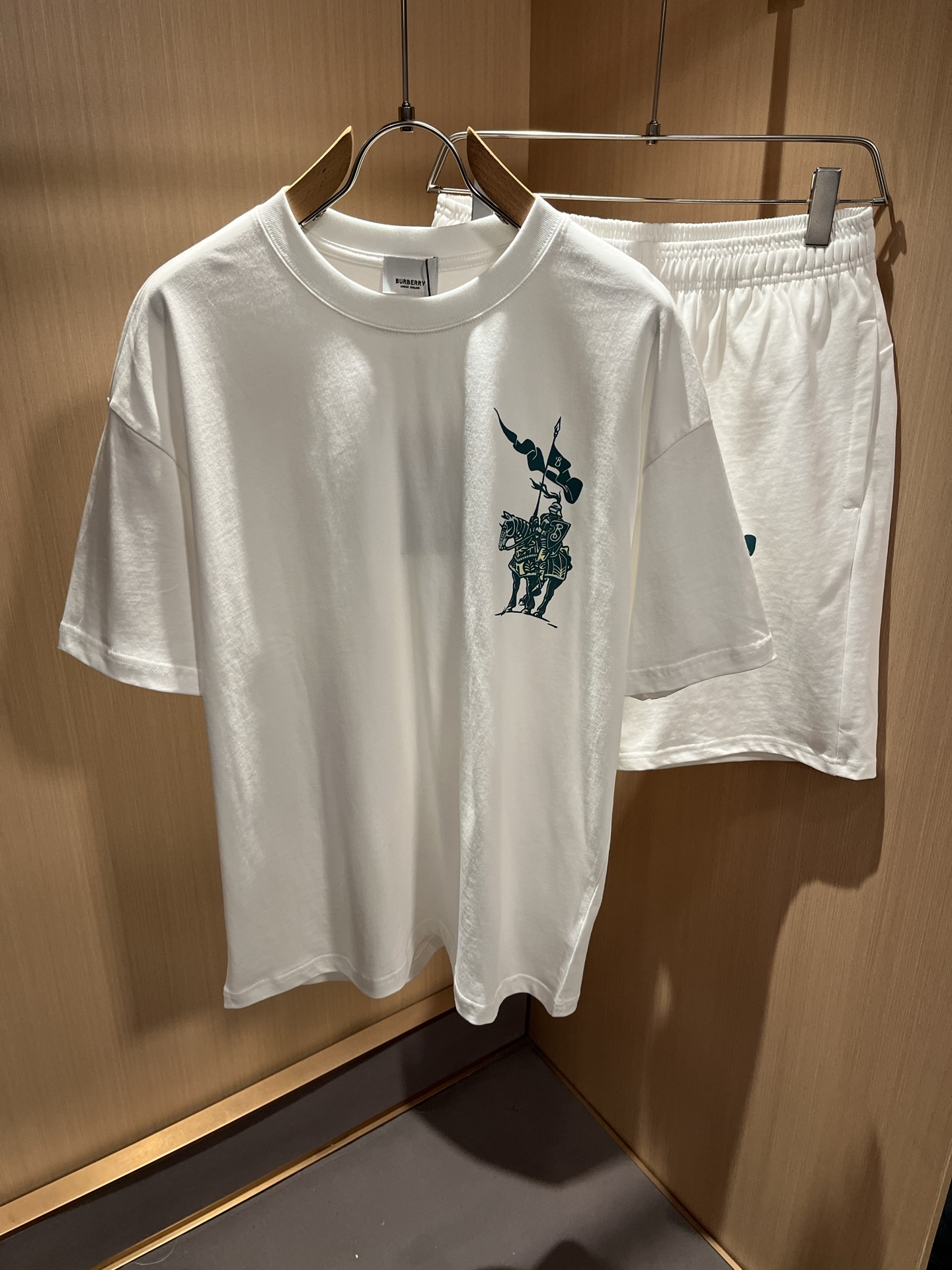 NO:457283,A set of Bur*erry 2025 spring and summer new men and women's same casual suits, the latest brand design elements!  Neither monotonous nor complicated, the benefits show taste!  Customer-supplied top-quality custom glue press logo design!  Comfortable, sweat-absorbing and breathable, the unique high-end fabric presents a simple and elegant temperament!  Customized original logo pattern glue pressing design!  Full three-dimensional! Standard cutting design!  Every detail is a synchronized with high-end fashion. Size: S-2XL, burberry, alexander wang19860909一套 Bur*erry 巴*莉 2025春夏新款男女同款休闲套装,品牌最新设计元素！既不单调也不复杂,好处的展现品味！客供顶级定制压胶logo设计！舒适吸汗透气根本不在话下,面料独具的高奢感呈现简约优雅气质！定制原版logo图案压胶设计！饱满立体!标准裁剪设计！每一处细节都是与高端时尚同步的体现.尺码:S-2XL,,burberry,alexander wang,Men's clothing